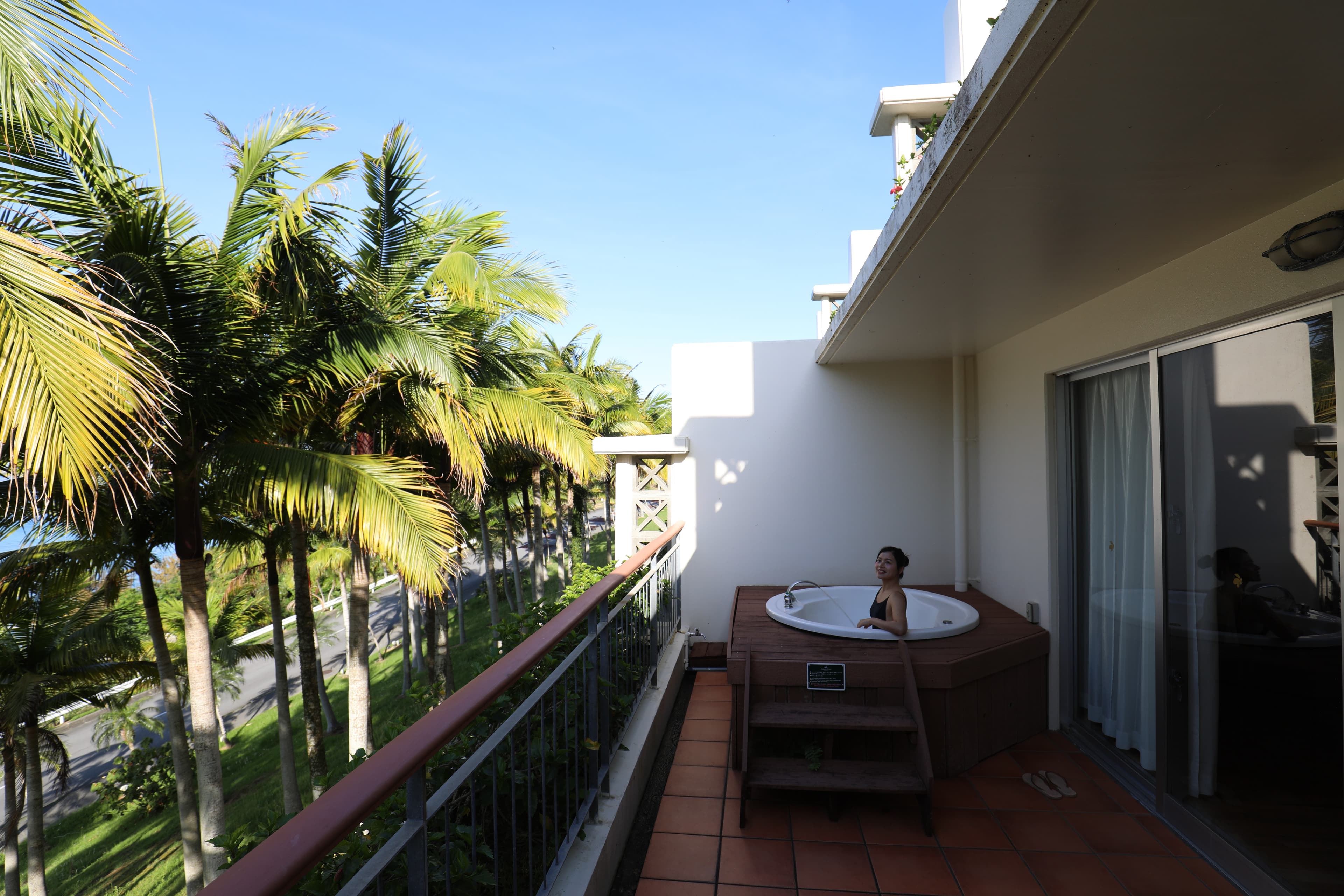 Orchid房陽台設有按摩浴缸Jacuzzi，可邊泡澡邊賞海景。