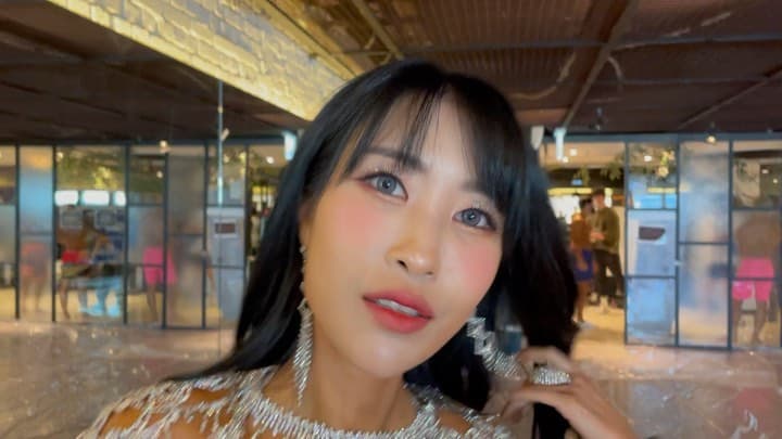 李世英在節目上大方分享自己的整形經歷，坦言光手術費就足以買下一台頂級賓士S-Class。（翻攝自李世英IG）