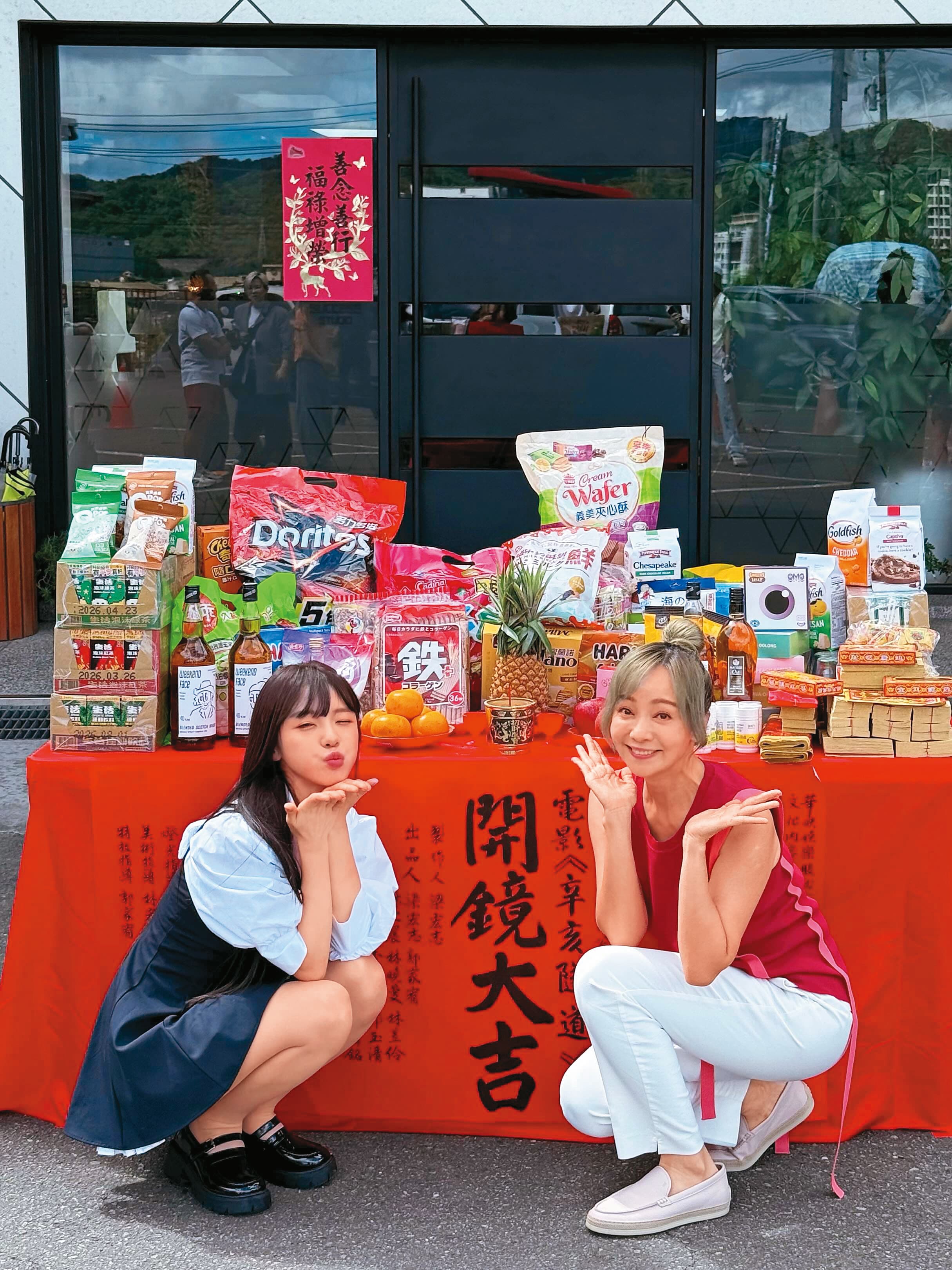 李多慧（左）首部電影《辛亥隧道》去年開鏡時，與飾演她媽媽的季芹（右）合影。	（翻攝自李多慧IG）