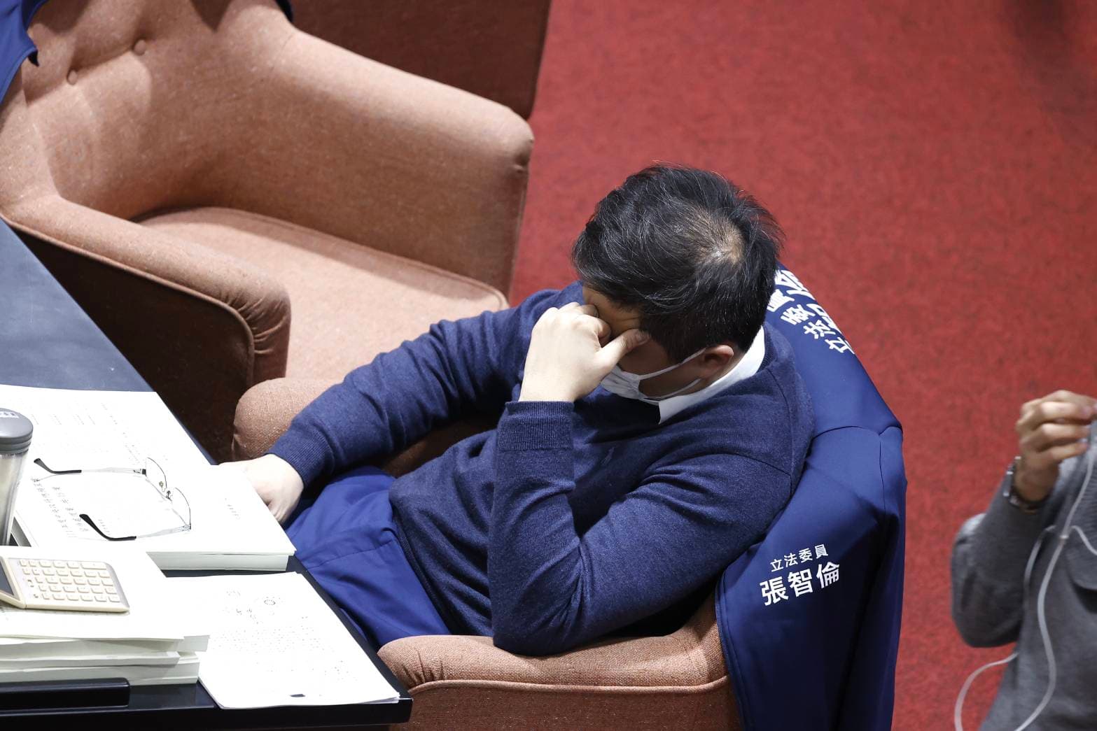 預算審議到清晨,不少立委累癱,趁休息時間補眠。