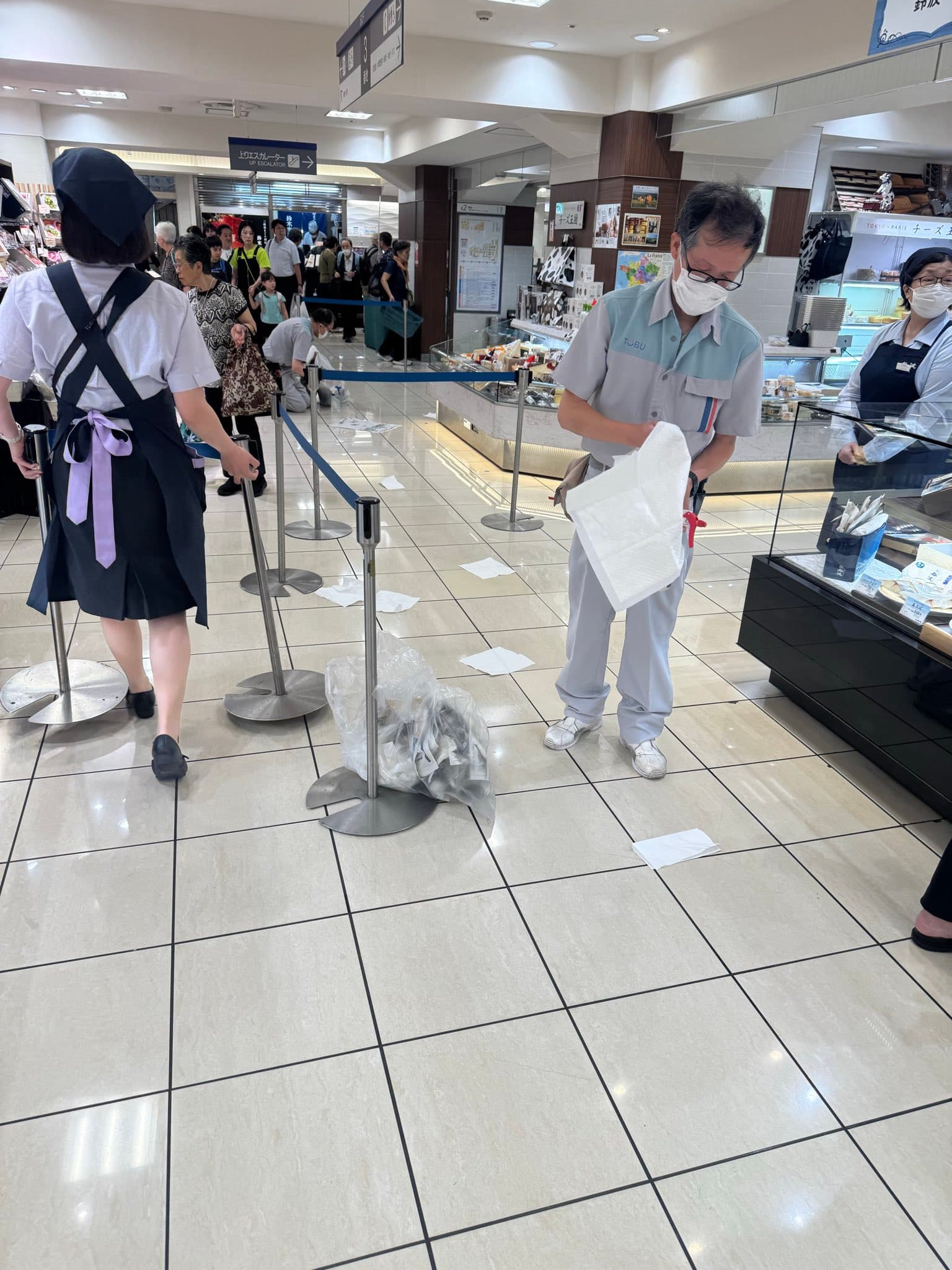 昨天池袋東武百貨的美食街竟然也驚現「排泄物」。（翻攝自X）