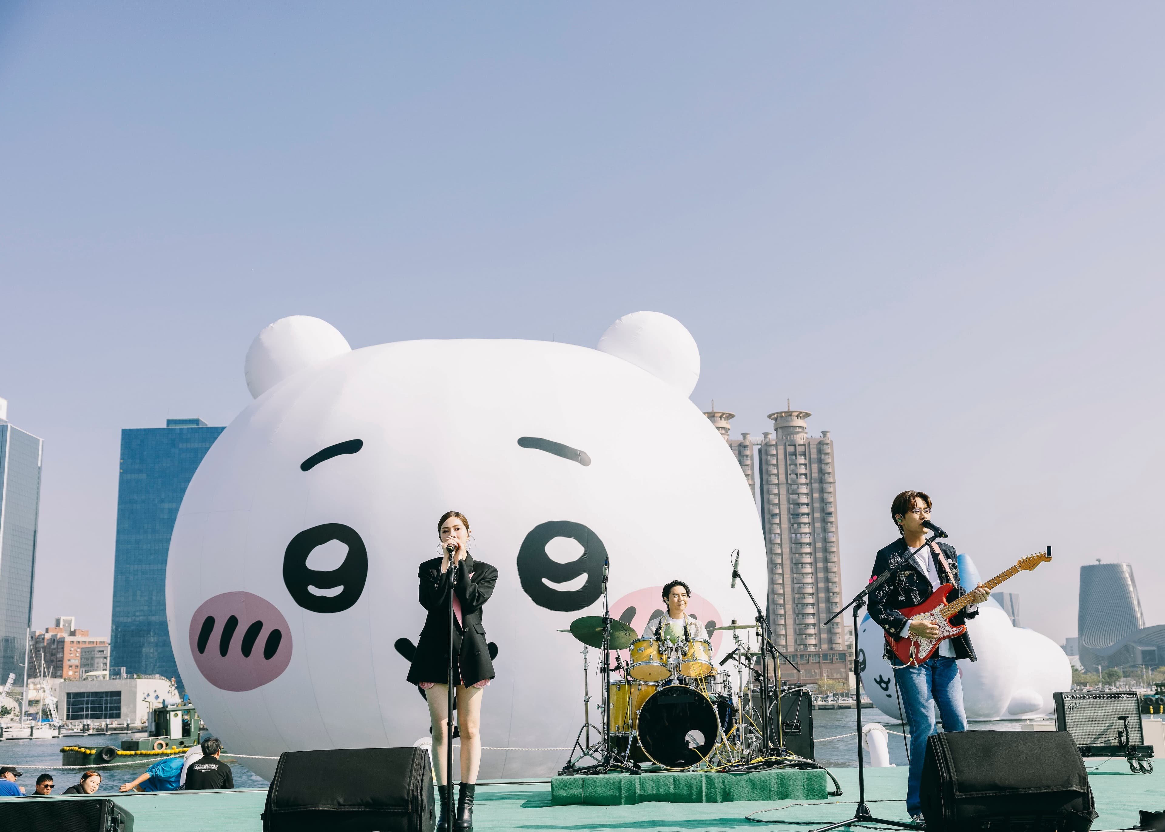 告五人今（25日）在高流與吉伊卡哇重磅合體，邀破萬歌迷一起”趣”高雄討吉利。（相信音樂提供）