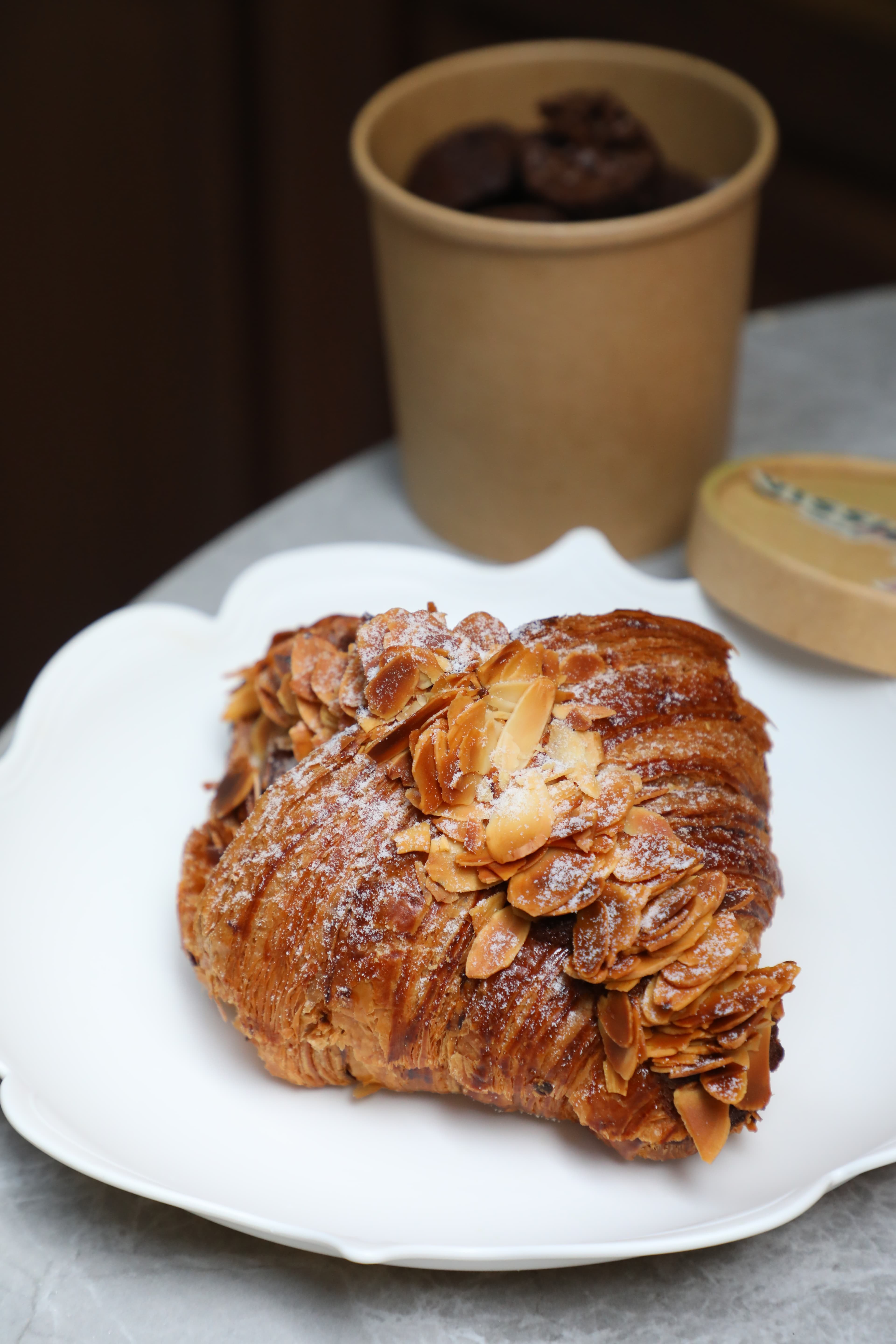 杏仁可頌「Almond  Croissant」（前，港幣45元／個，NT$185）回烤之後一定更好吃；與嗜甜的人才能挑戰的迷你巧克力泥蛋糕「Mini Mud Cake Bites」（後，港幣60元／12顆一盒，NT$246）。