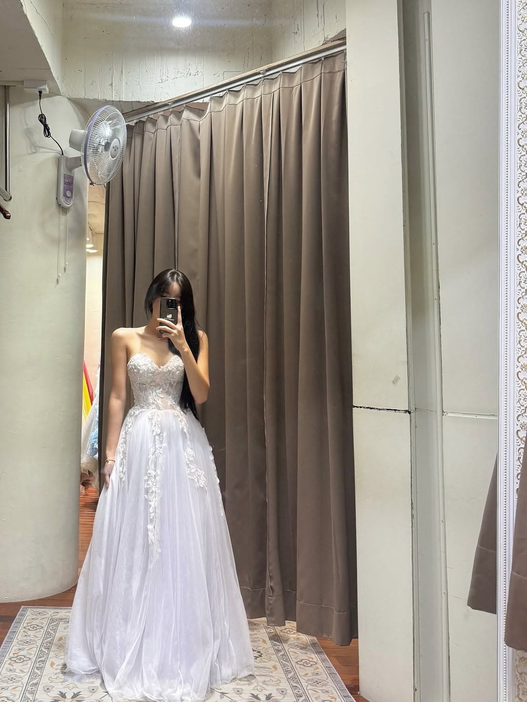 安芝儇穿上深V馬甲禮服，展現好身材。（翻攝IG）