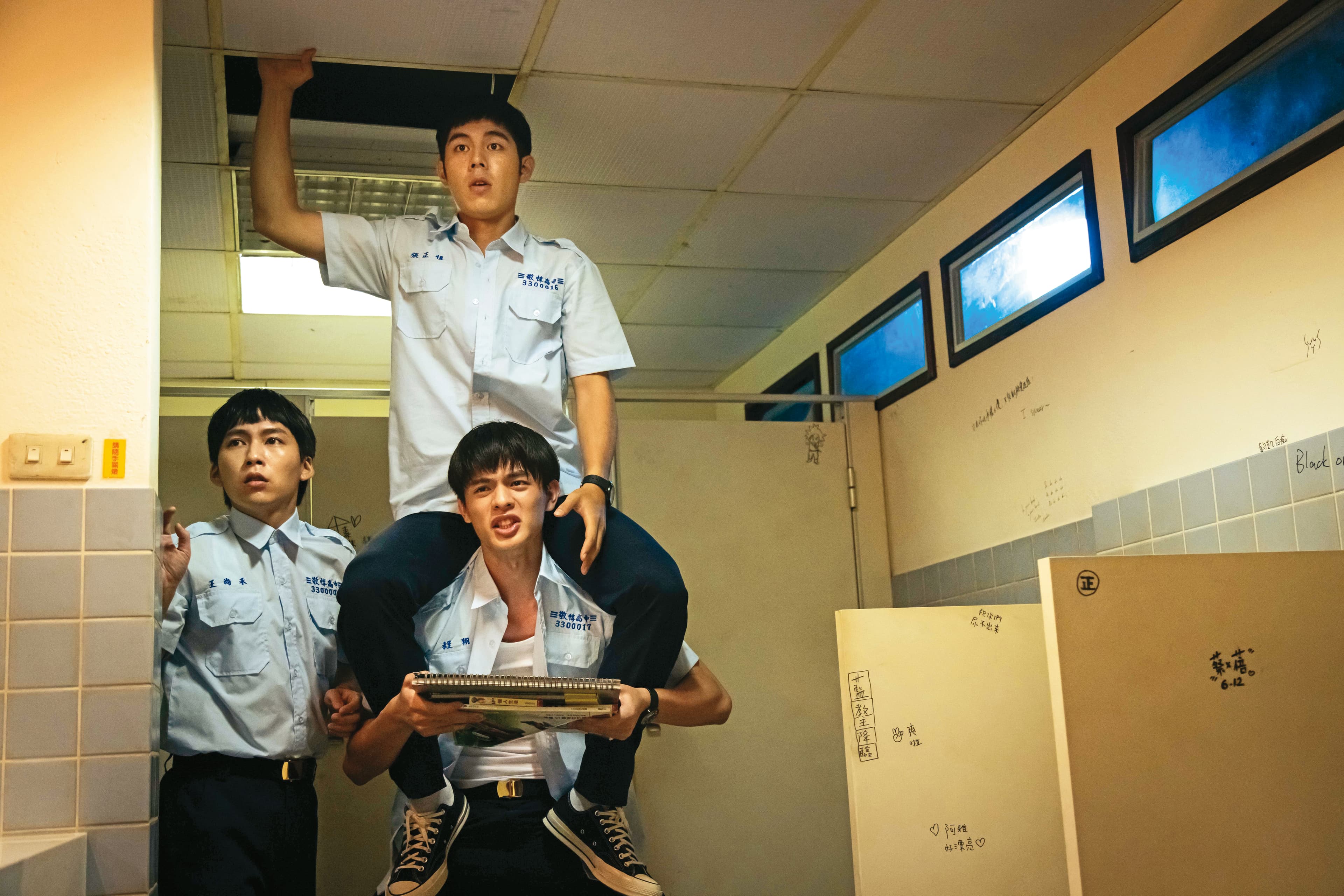 巫建和（左起）、詹懷雲、邱以太在《成功補習班》扮演3個屁孩，也演出青春期的心事。（華納兄弟提供）
