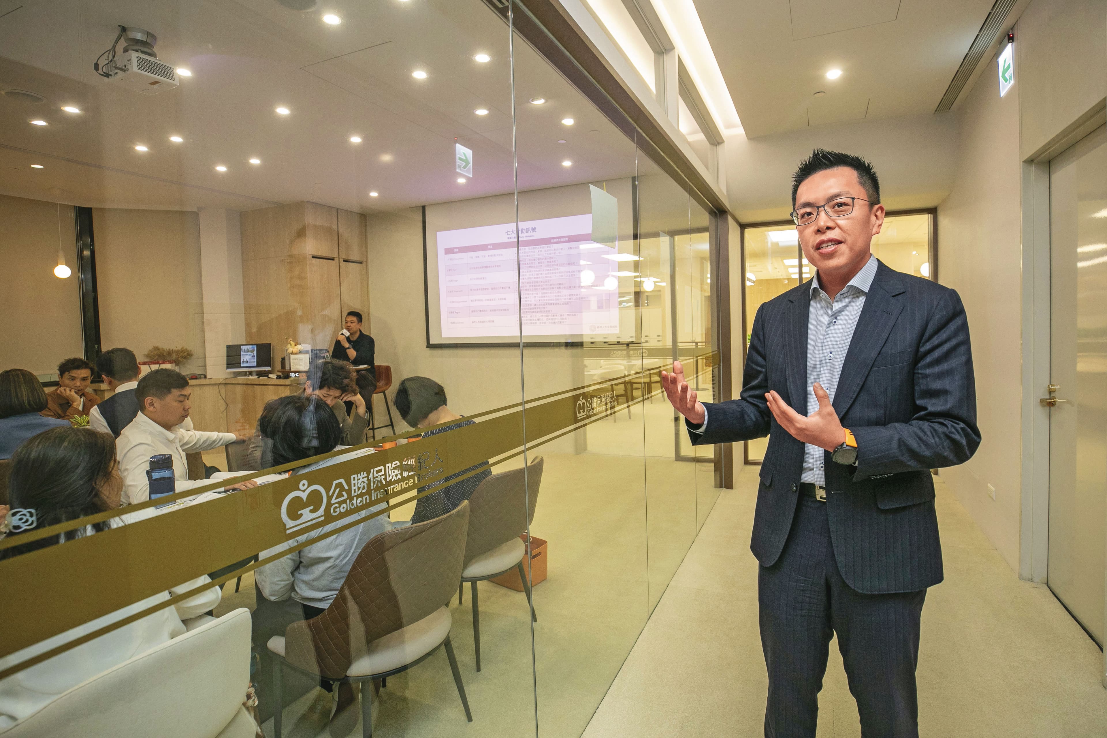公勝保經台北頂尖會所每週都有講座及活動。蔡聖威說，要讓業務增加在客戶前曝光的頻率，「這樣客戶在做資產配置時才會想到我們。」