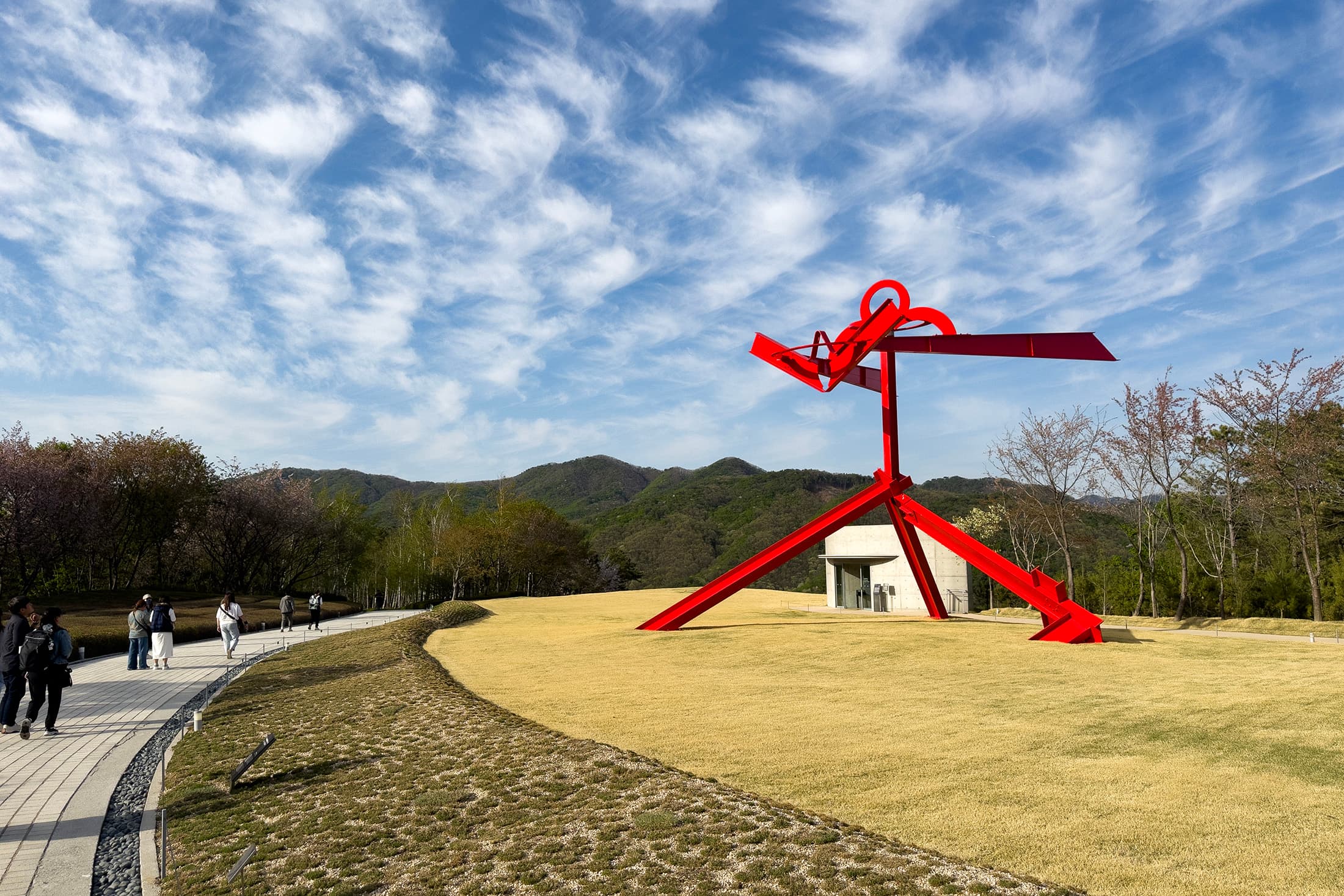 Museum SAN由建築大師安藤忠雄設計，被譽為韓國最美的美術館之一，在走進展館前，會先經過花之庭園。
