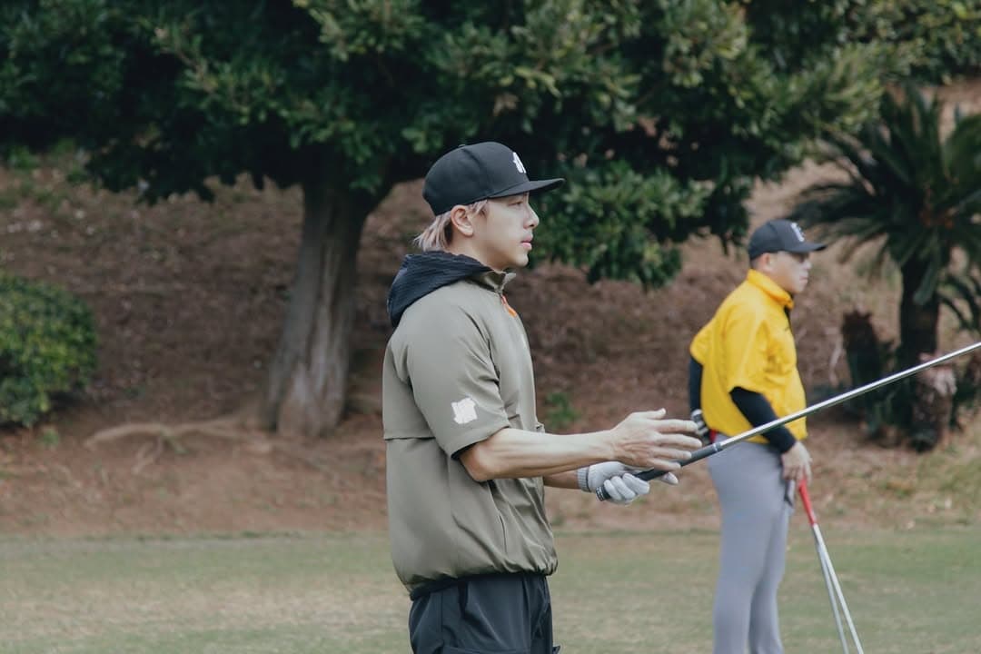 坤達今年3月時分享打高爾夫球照片，表示：「最近真的中毒很深。」（翻攝坤達IG）