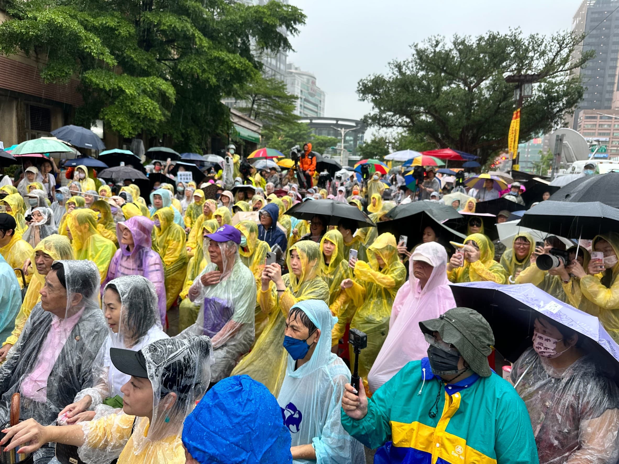民進黨今天下午舉行台北場「反濫權護民主」街頭說明會，可惜老天不賞臉下起滂沱大雨，僅有300、400支持者到場。