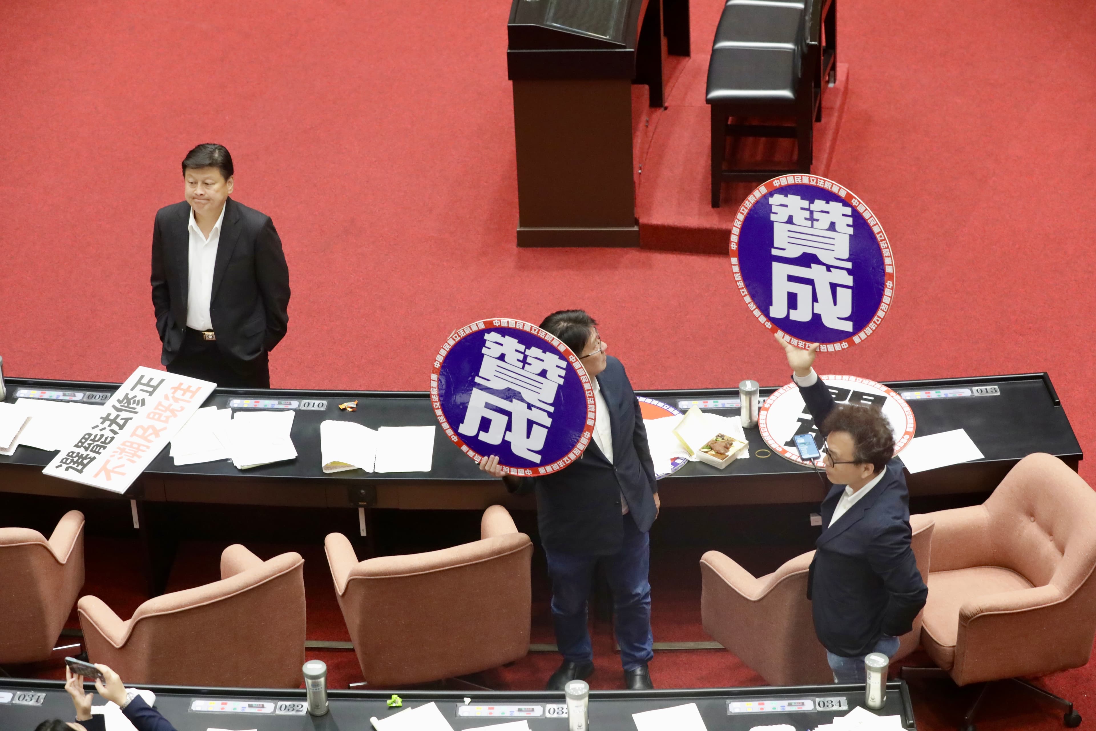 國民黨提出選罷法修正草案，要求連署人需提供身分證正反面影本，提高罷免連署難度。