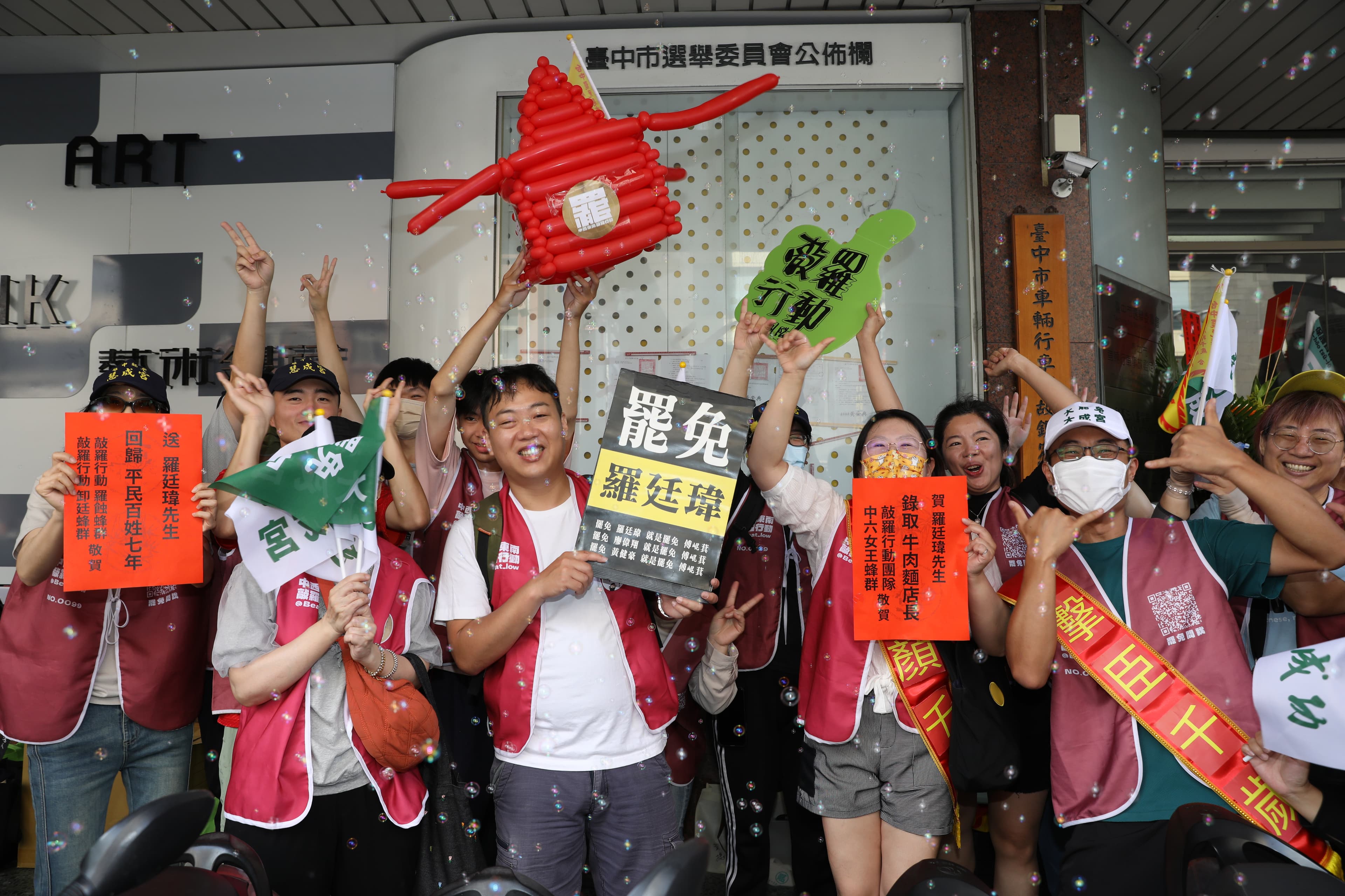 罷免羅廷瑋團體批，國民黨濫訴試圖箝制公民，也是對台灣民主制度下「人民有權監督民代、提出罷免」根本權利的挑戰。圖為5月罷團送件。