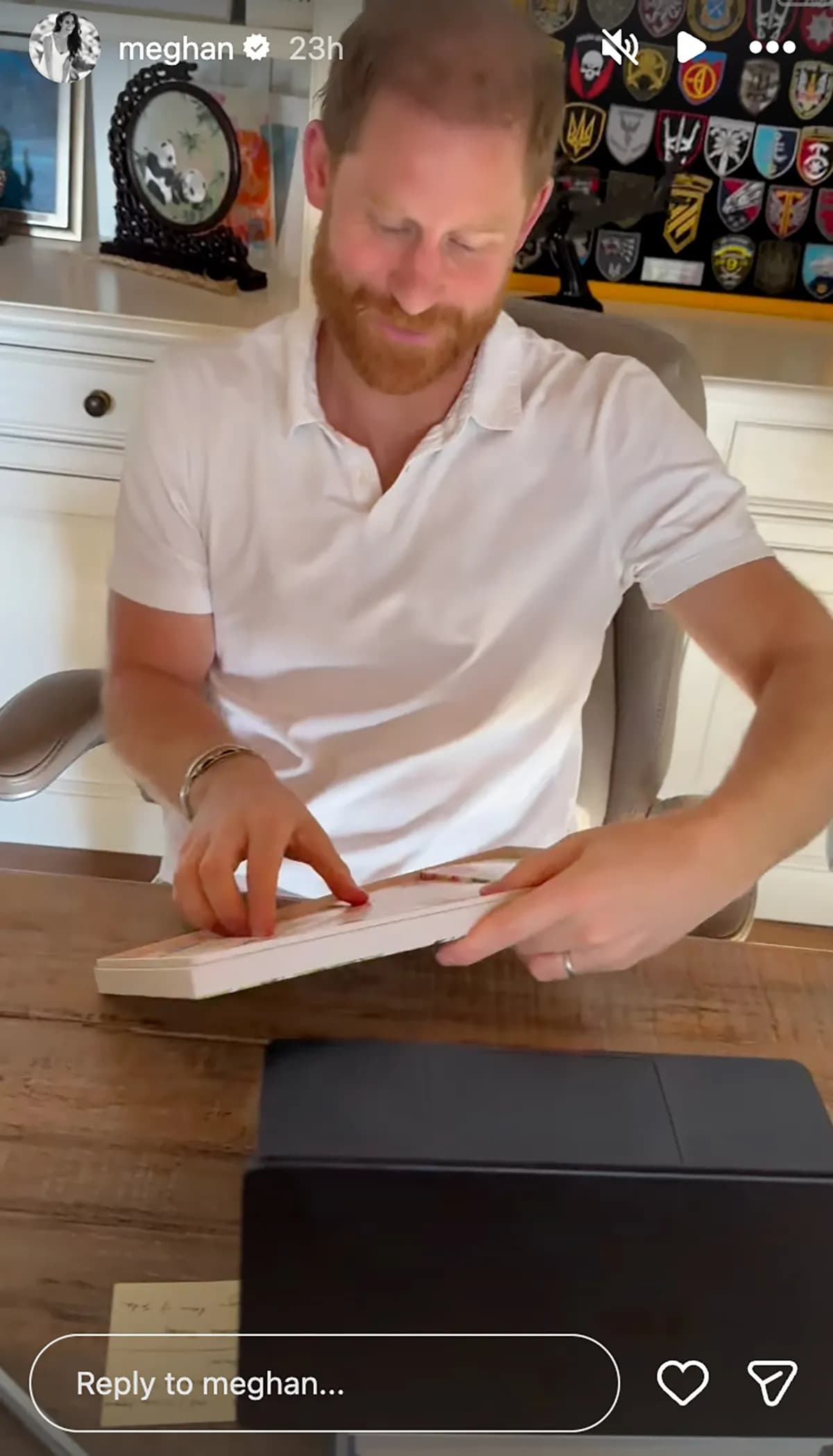 哈利在書房拆開巧克力的瞬間，被梅根拍下來。（翻攝 meghan IG）