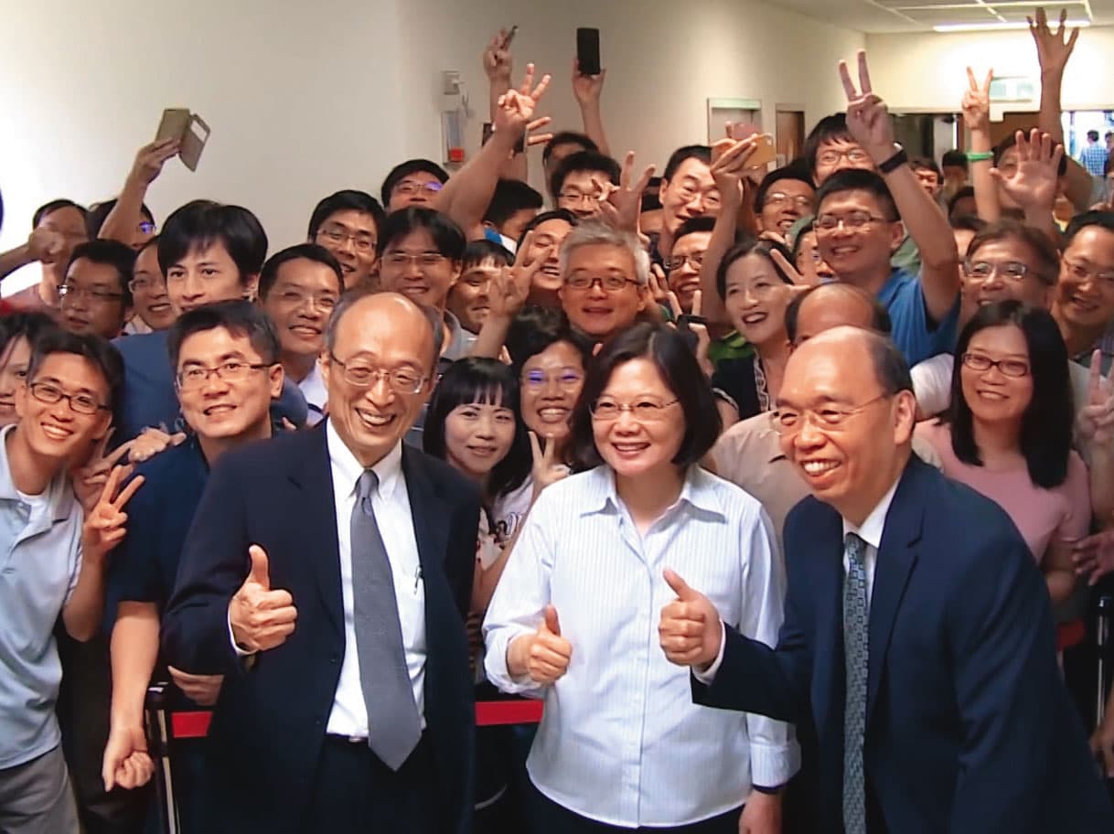 何壽川轉攻電子紙事業，割捨愛將吳炳昇助奇美發展面板事業。 （總統府提供）