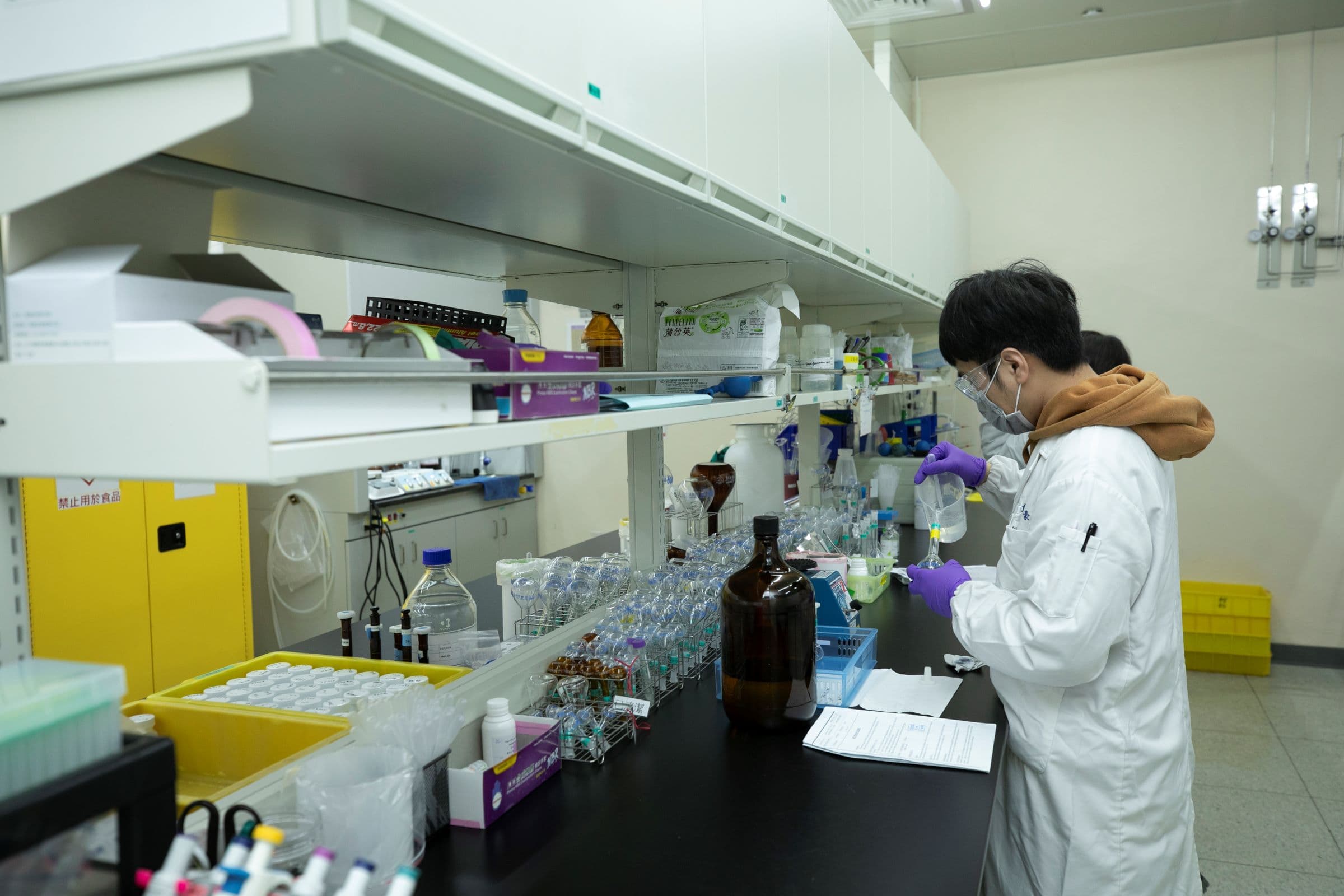鍾威凱投下5億元升級研發、生產的軟、硬體，還積極培養能進行現場疾病診斷、飼養管理建議、以及飼料配方的營養諮詢團隊。