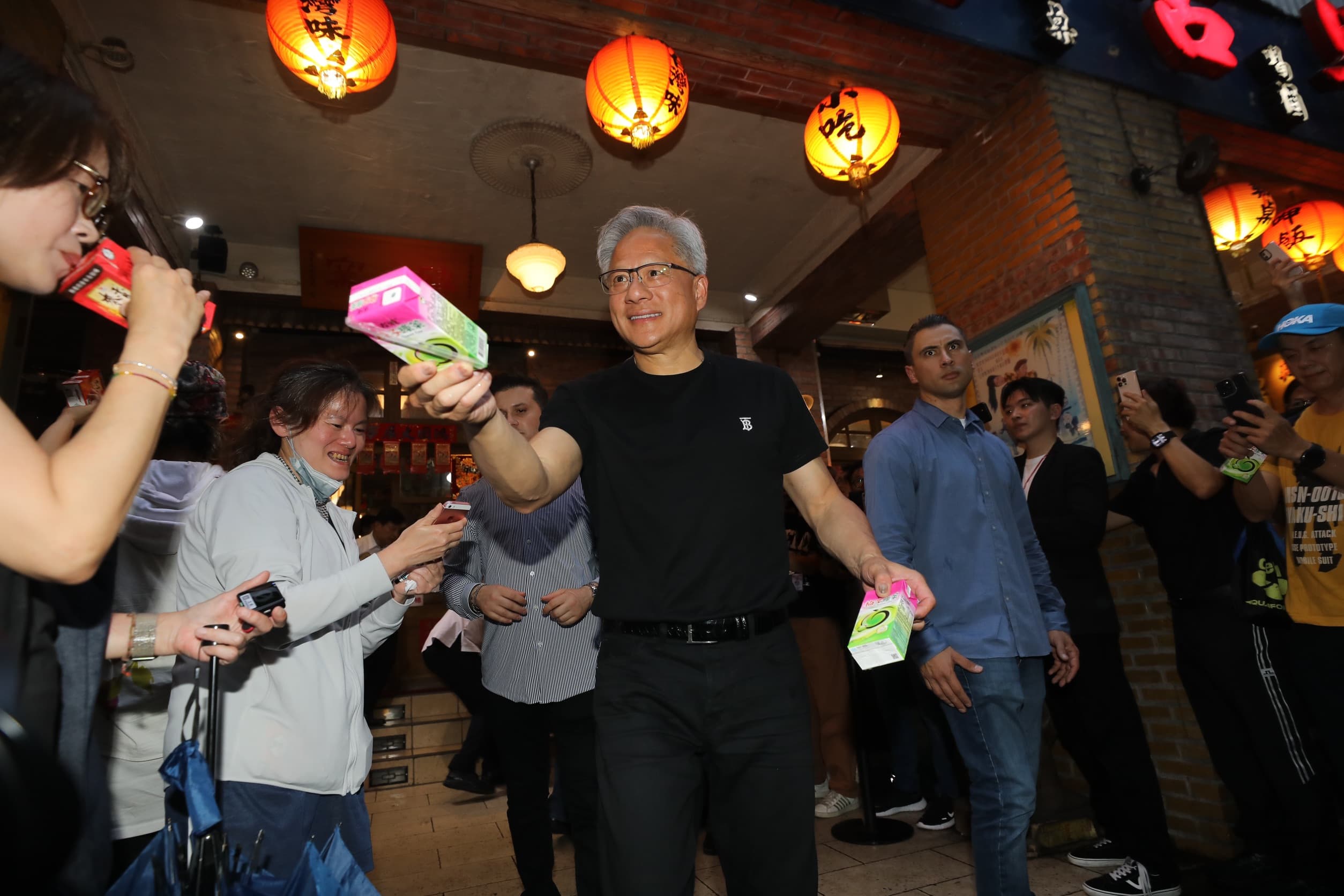 黃仁勳在現場發起飲料，相當親民。