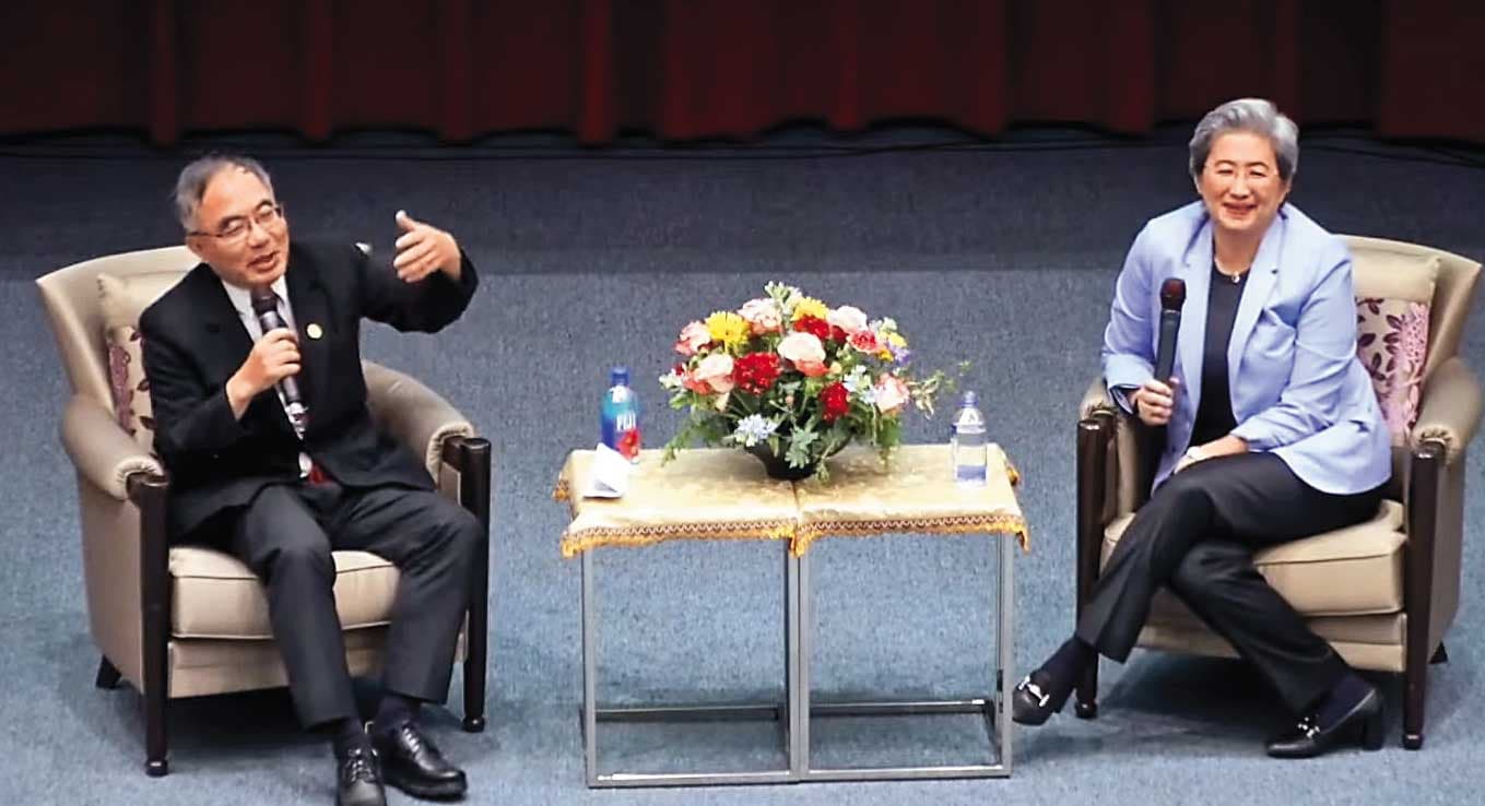 超微（AMD）董事長蘇姿丰（右）訪台，與供應鏈一起面對問題。（台大提供）