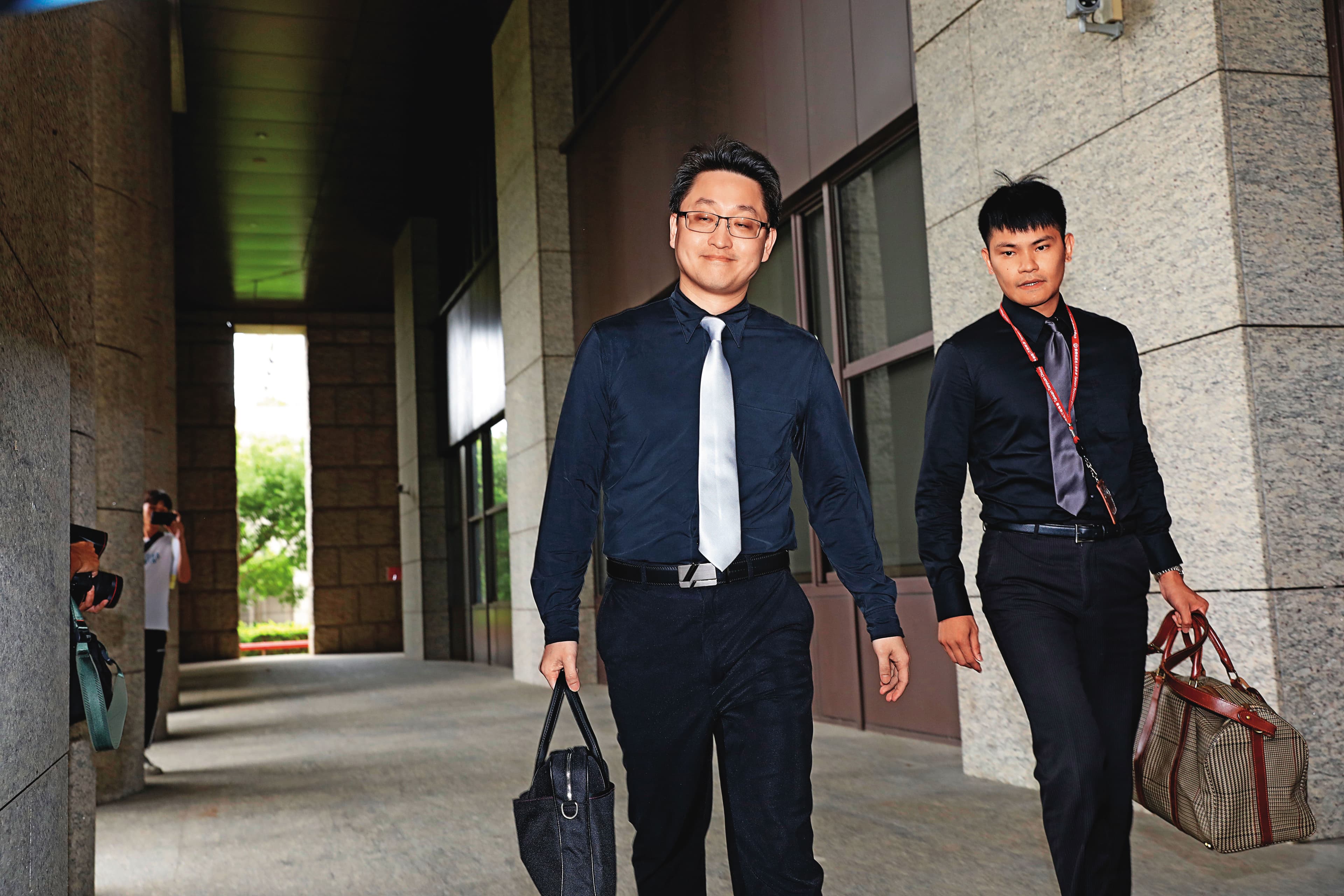 桃檢派出呂象吾（左）及陳嘉義（右）2位檢察官支援蒞庭論告，陳以金流不只「excel檔」遭指暗酸北檢，事後已道歉。
