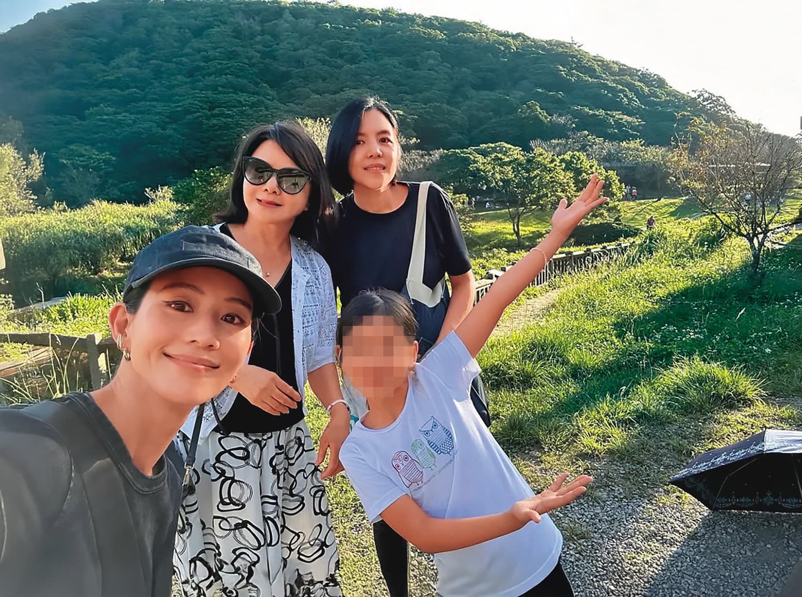 媽媽（左二）與姐姐（右一）是張鈞甯（左一）的兩大支柱，她對可愛的外甥女（右二）也像自己小孩般疼愛。（翻攝自張鈞甯臉書）