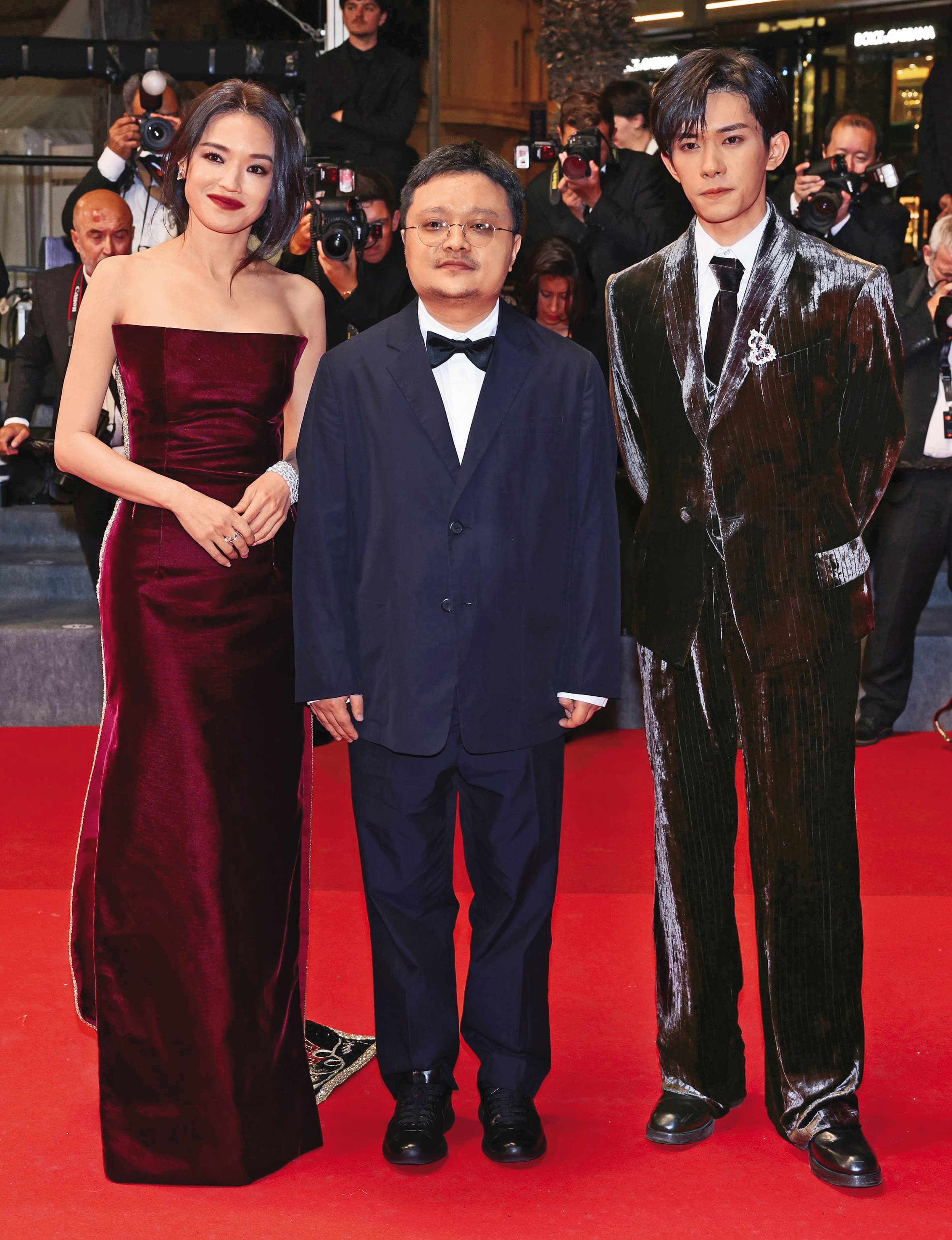 舒淇（左起）、導演畢贛與易烊千璽在電影《狂野時代》首映合體，成為媒體焦點。（東方IC）