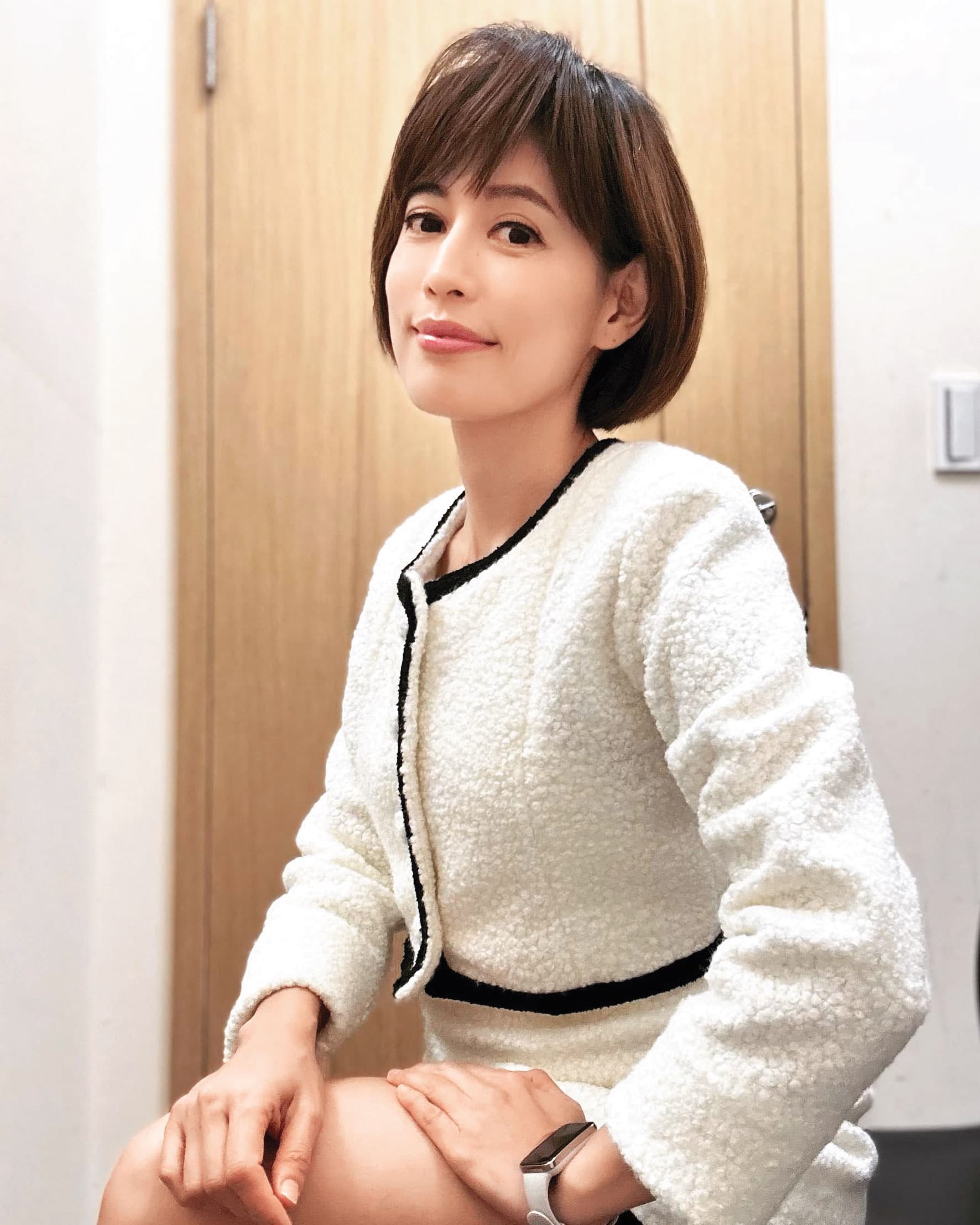 女主播古彩彥（圖）裝設針孔攝影機，錄下張靖玲破壞她辦公桌物品的過程。（翻攝自古彩彥臉書）