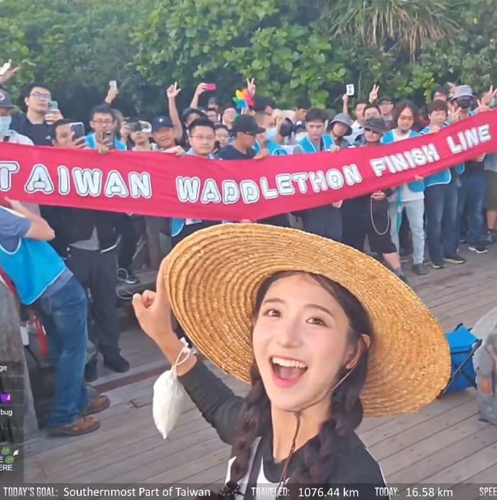 企鵝妹去年來台徒步環島，掀起大批網友巧遇熱潮。（翻攝自IG@yyj0728）