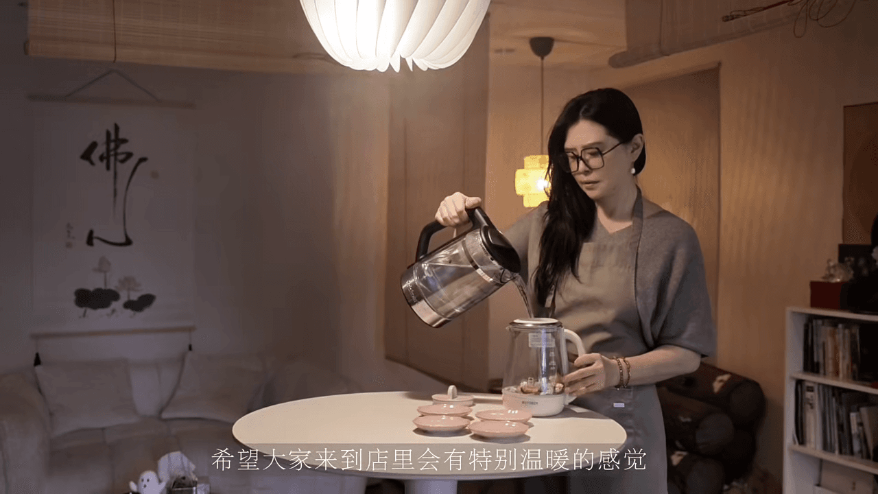 王祖賢在艾灸館裡，親自為客人準備養生茶。（翻攝小紅書）