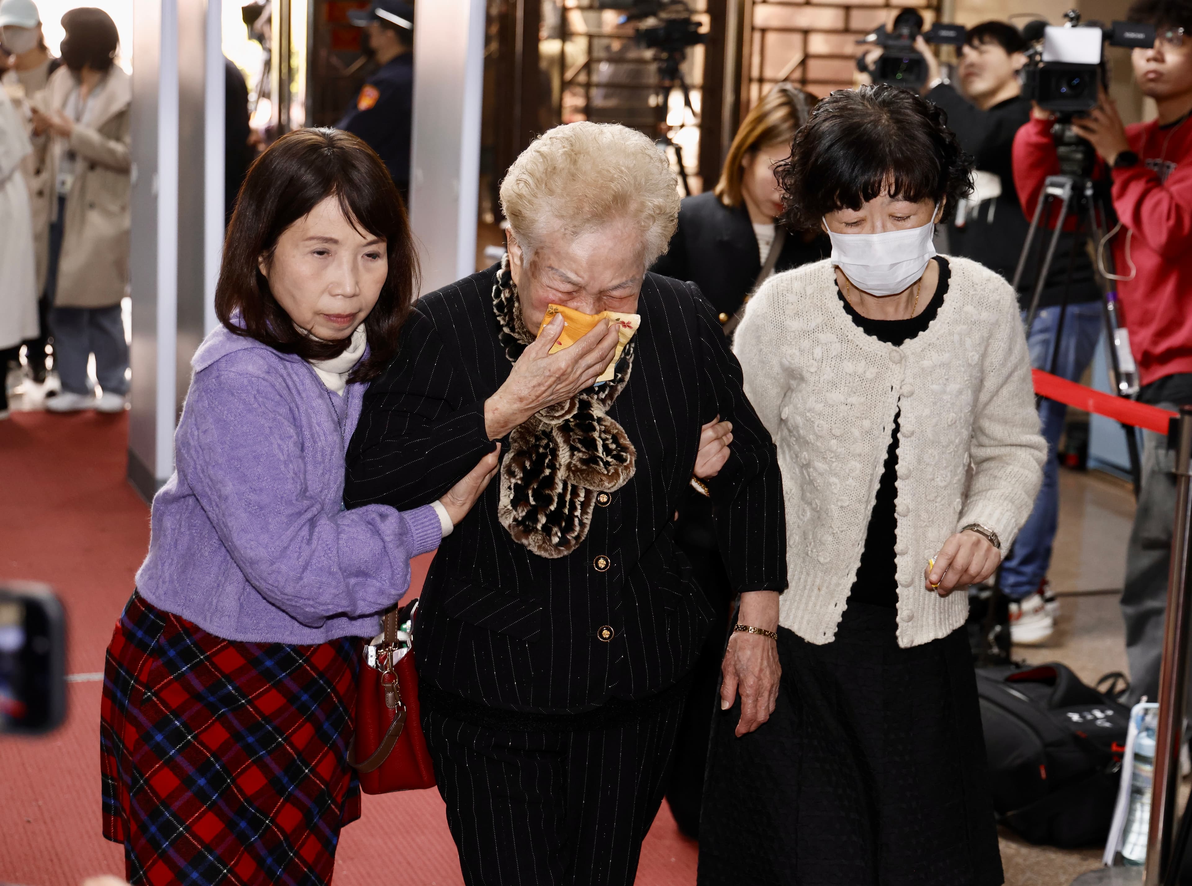 今下午北院開庭審理是否解除柯文哲禁見，陳佩琪（右起）、何瑞英、民眾黨立委陳昭姿出庭。