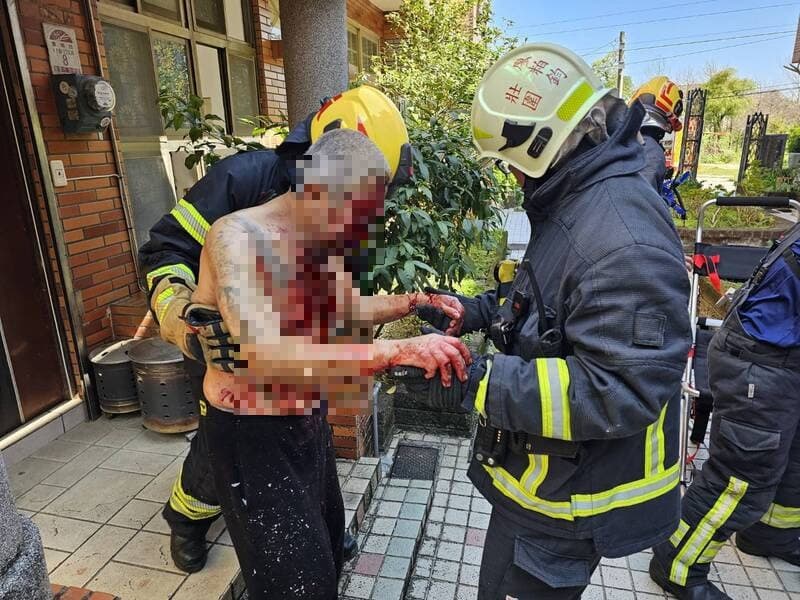 洪男肢體遭炸傷，滿身是血，被消防人員送醫救治。（翻攝畫面）