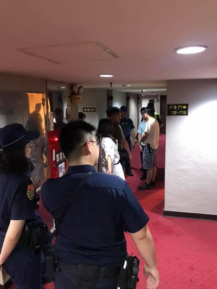 徵信社帶隊抓小王。翻攝徵信社臉書