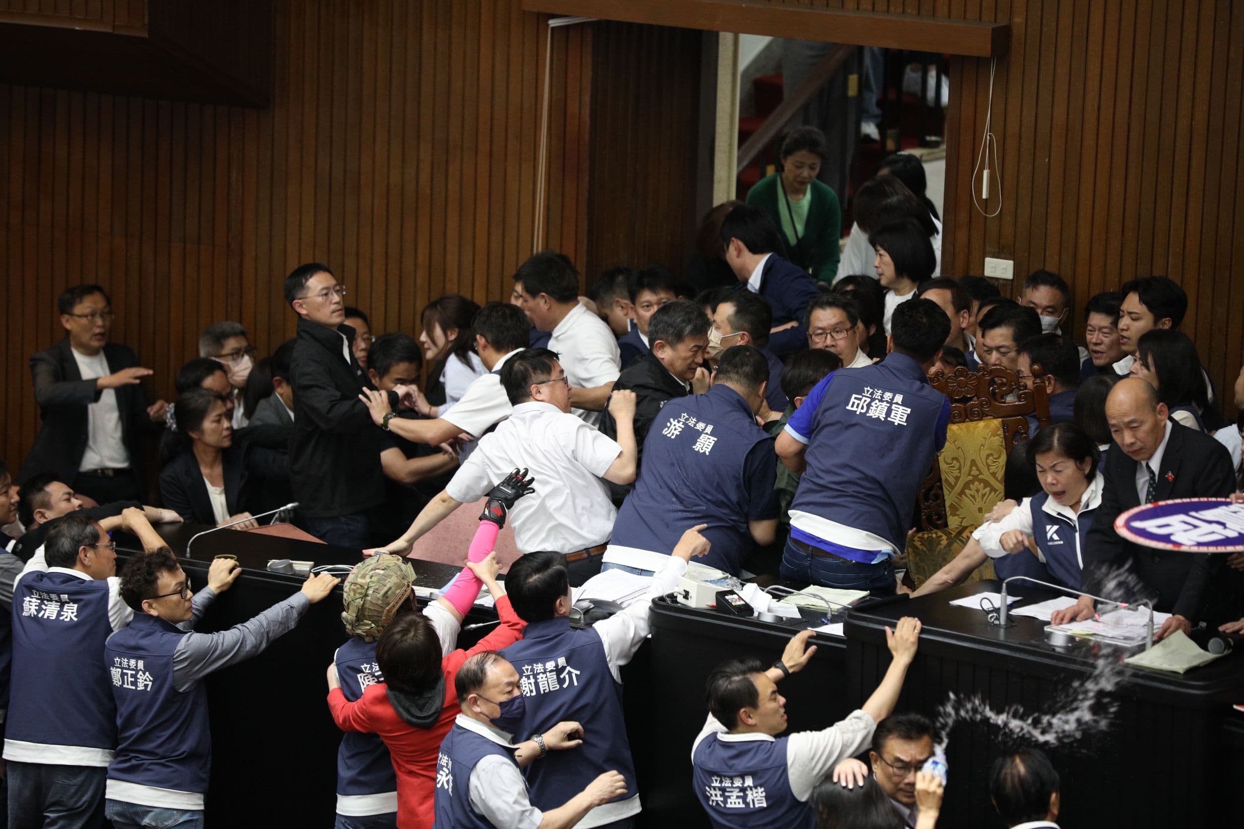 藍綠為搶主席台數度爆發激烈肢體衝突、多名立委掛彩送醫。