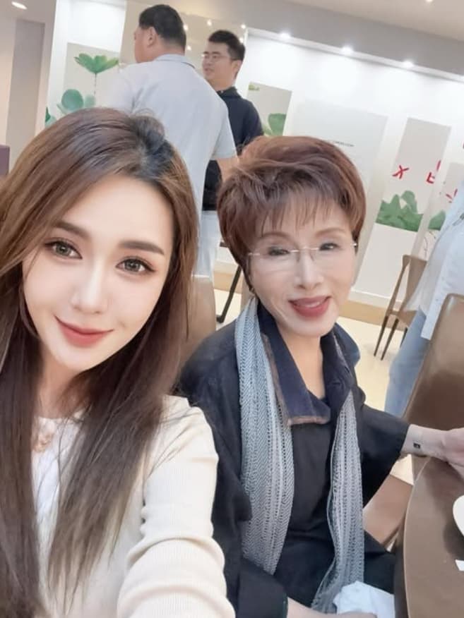 黎子渝是國民黨資深黨代表，還被洪秀柱認做乾女兒。（翻攝自Instagram @akina_li）