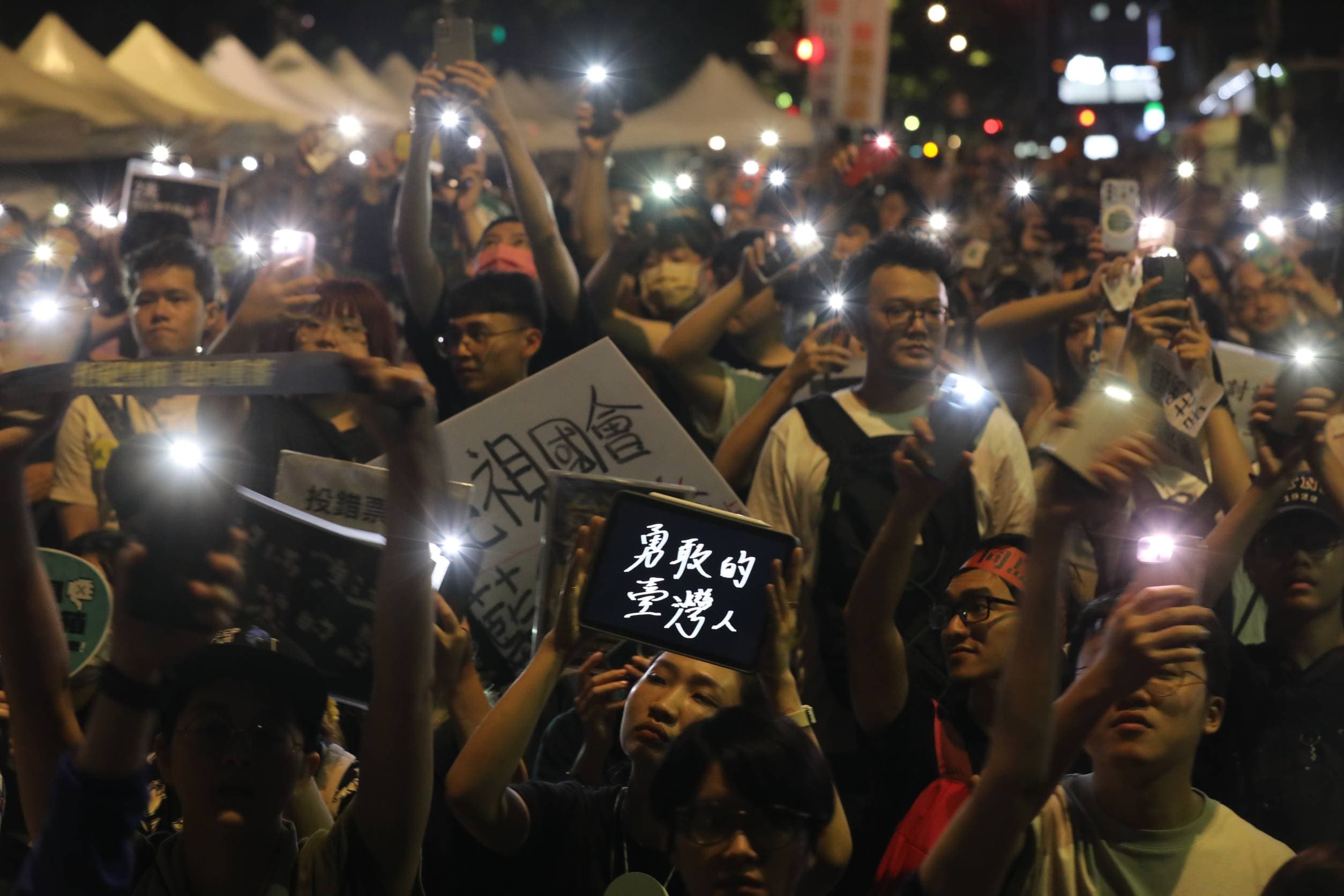 晚間場外民眾開啟手電筒持續反擴權。