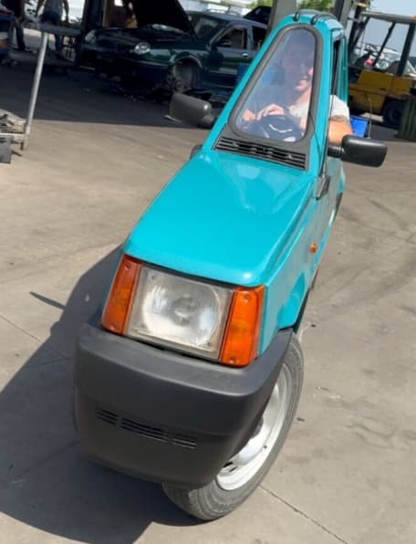全球最窄Fiat Panda誕生！馬拉齊花12個月打造「單人極窄版」。（翻攝自instagram @tutti_pazzi_per_marazzi）