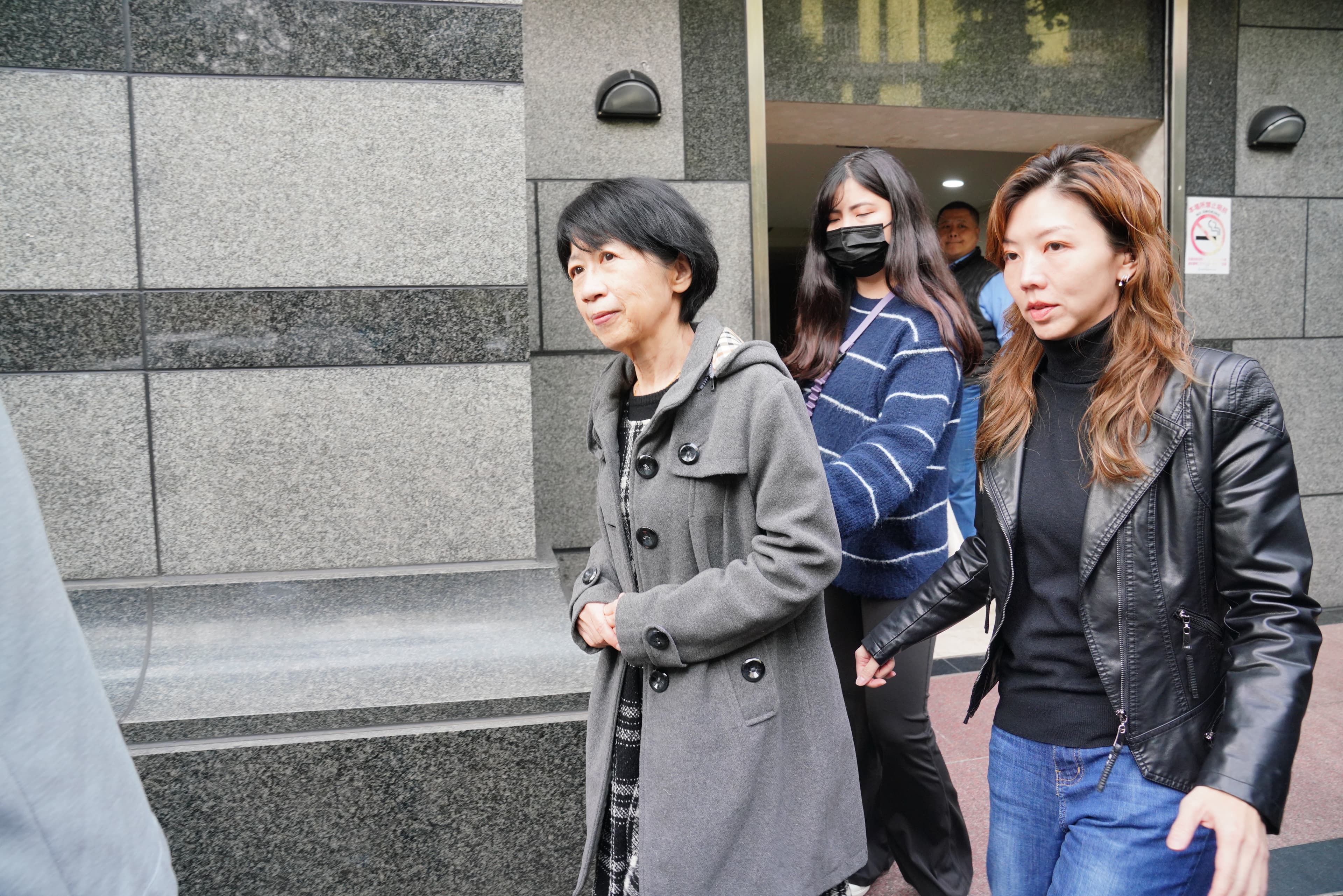 柯文哲的妻子陳佩琪（左1）解除定存後帶至台銀點鈔辦保。