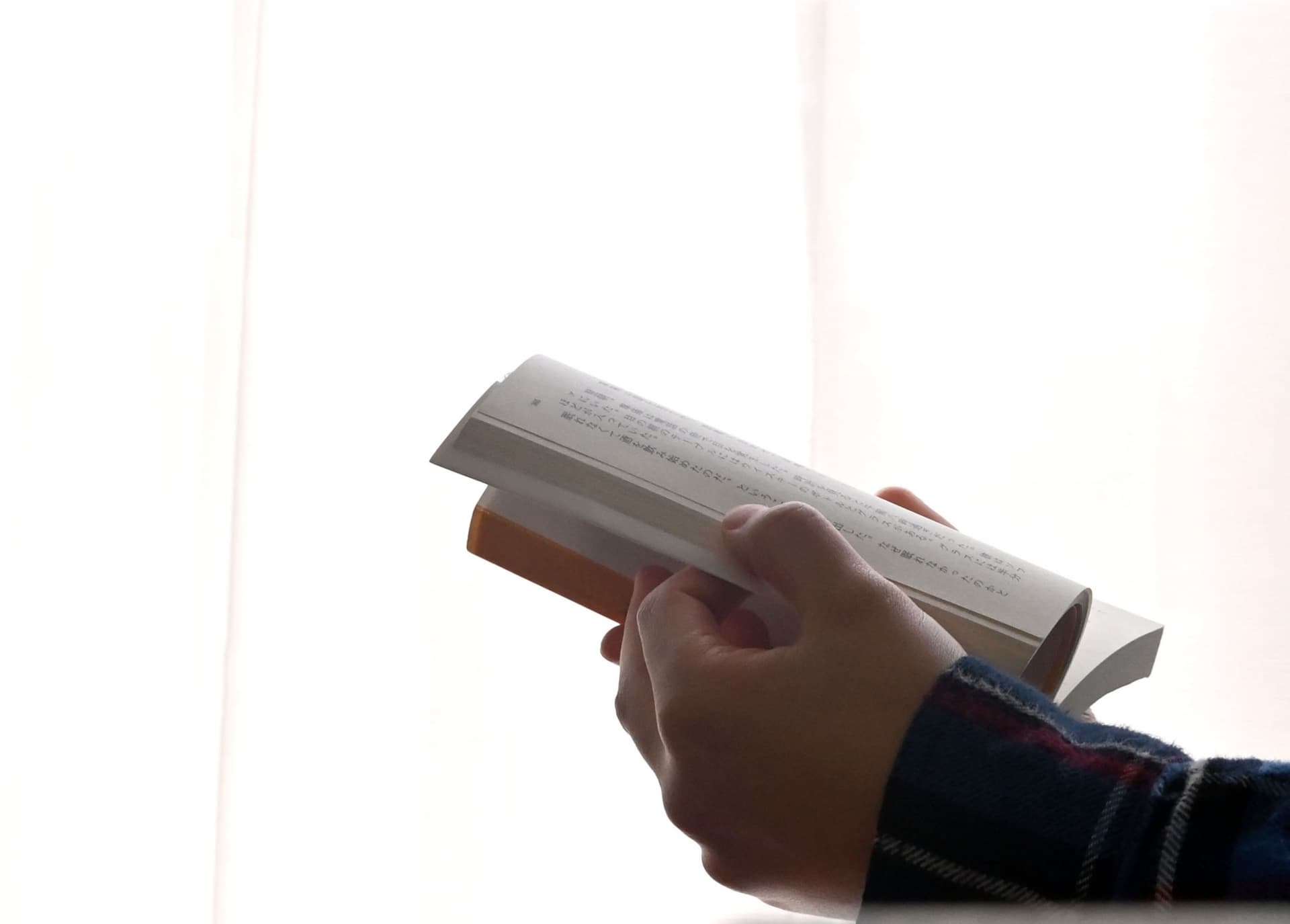 網友表示自己父親雖然是工人,但喜歡看書,小孩耳濡目染之下也熱愛閱讀。(示意圖,photoAC)