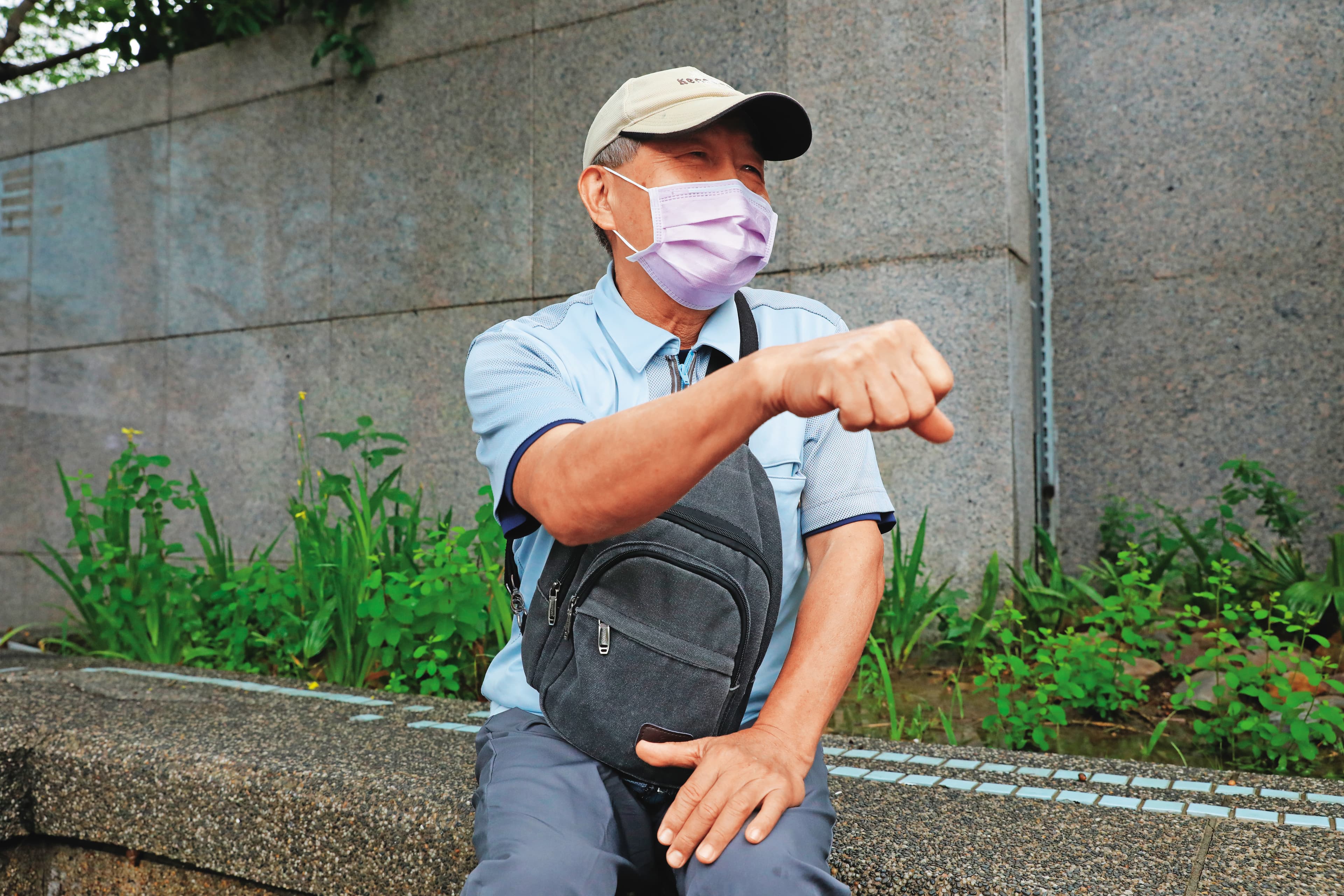 楊父（圖）得知兒子遭毆打凌虐，十分激憤。（投訴人提供）