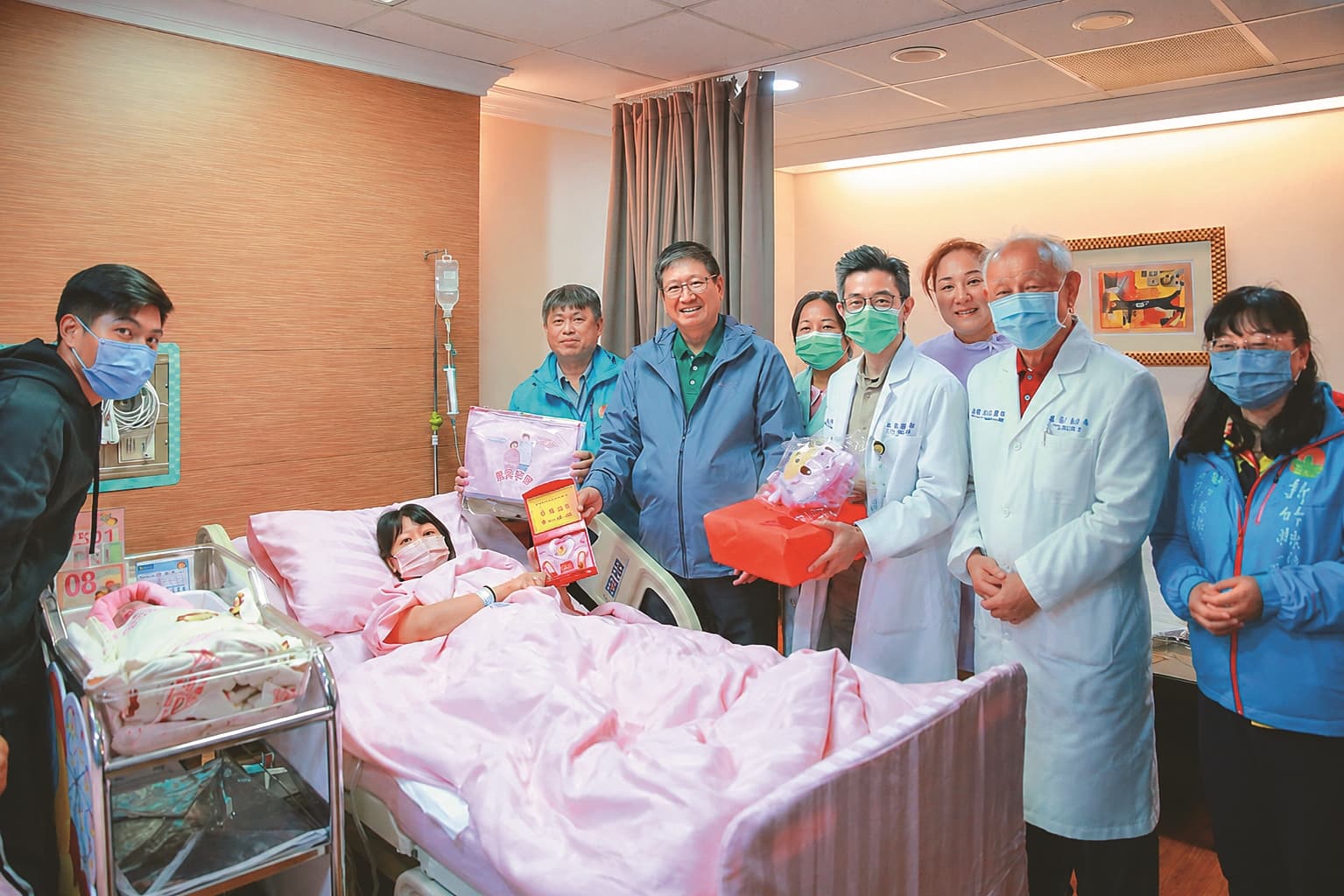 縣長楊文科送上新生兒禮品給元旦寶寶家庭。（新竹縣政府提供）