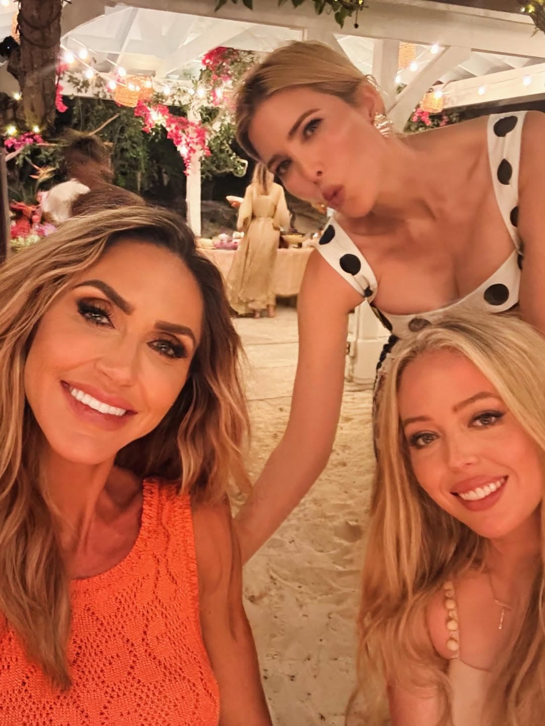 拉拉（左）、蒂芬妮（右前）和伊凡卡（右後）自拍。（翻攝laraleatrump IG）