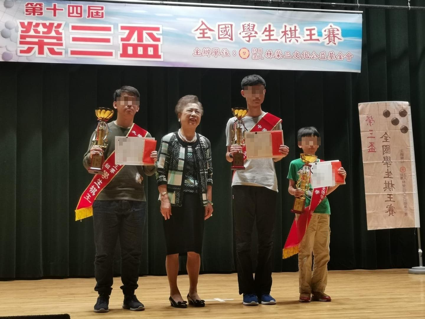 林張素娥（左二）向來低調，在繼承丈夫遺產後，成了不折不扣的台灣女首富。（翻攝自秦世敏臉書）