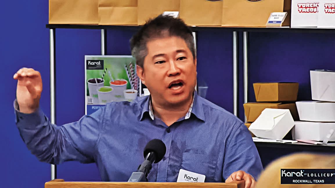 身價百億的施宗明原本在美國賣波霸奶茶，後來投入杯具及餐盒供應，公司在美股上市。（翻攝Karat by Lollicup YouTube）