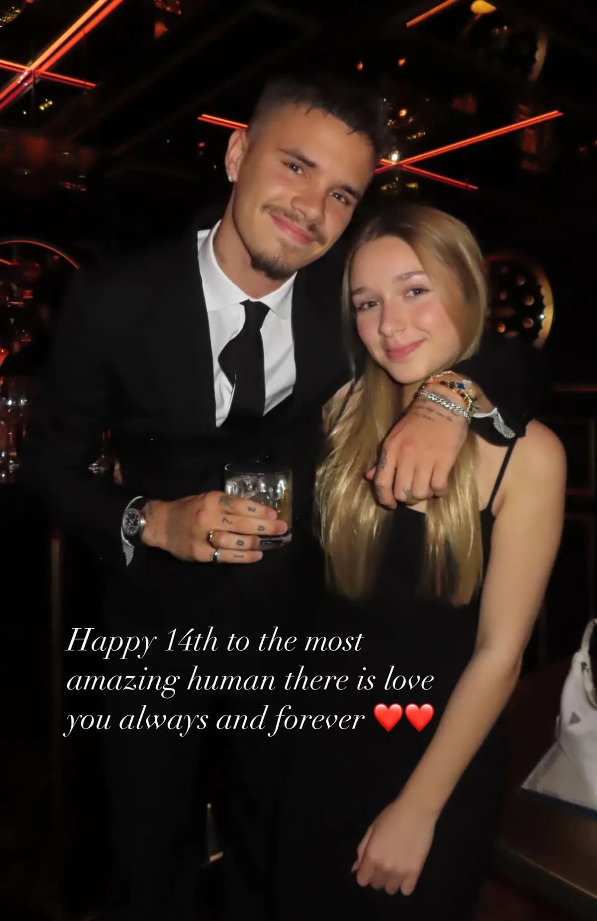 羅密歐（左）祝妹妹哈珀生日快樂。（翻攝Romeo Beckham IG）