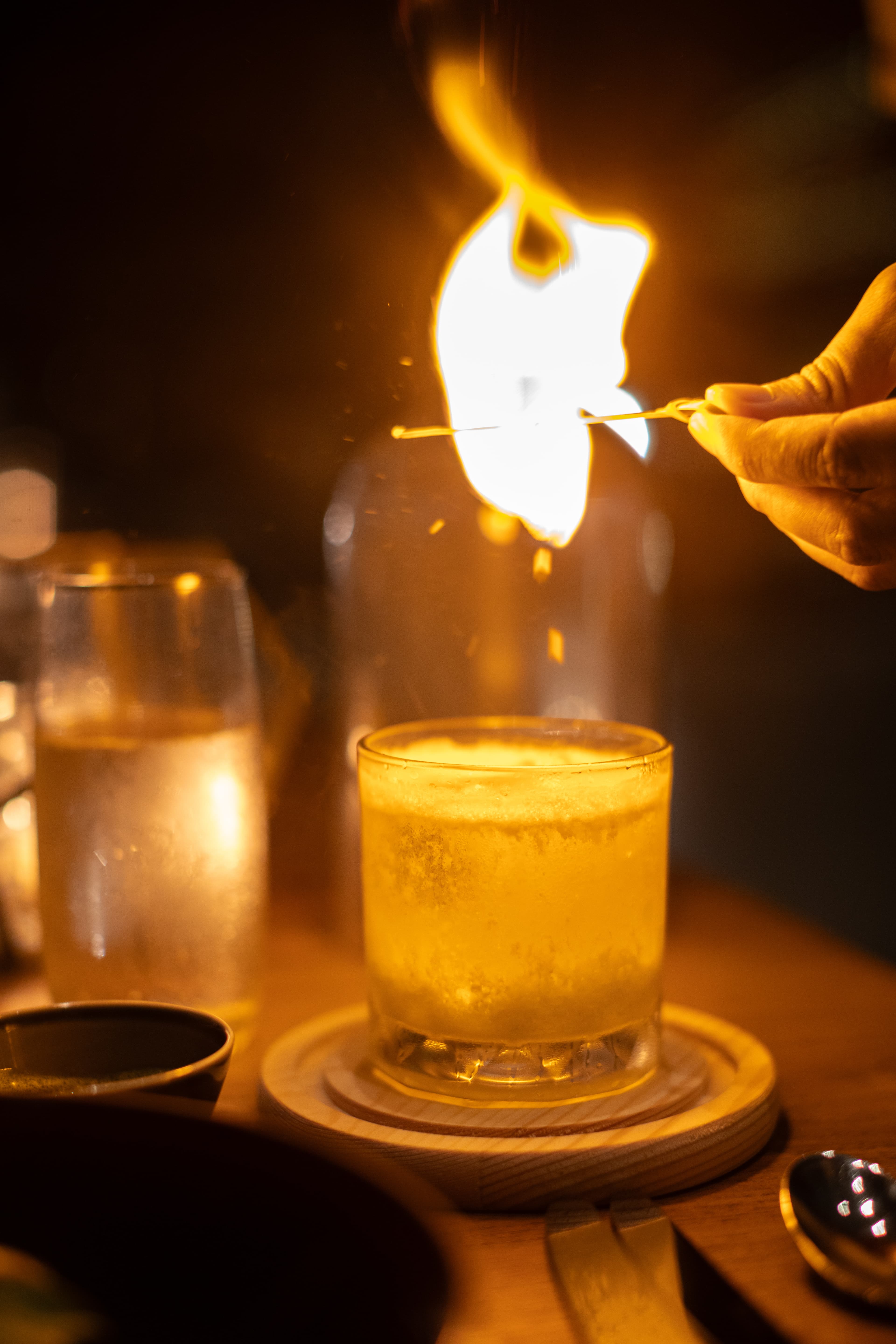 在客人面前點火也是餐桌調酒秀的一部份。