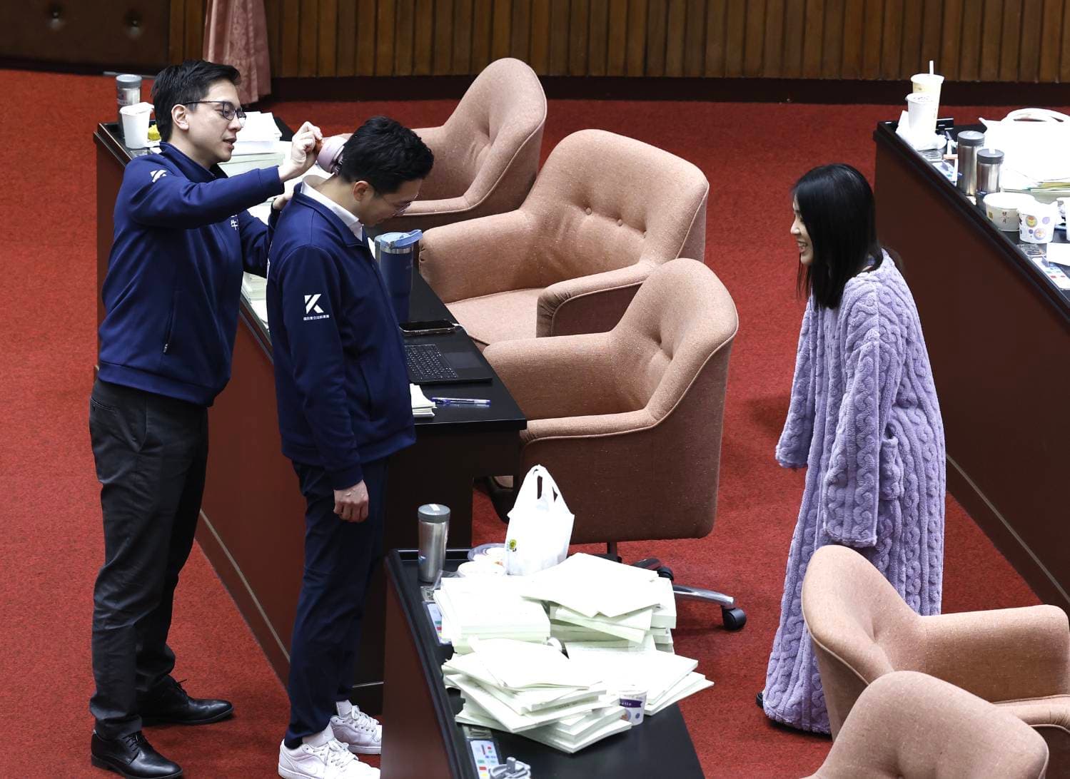 徐巧芯今1月在立法院審查總預算期間，穿睡衣進入議場。