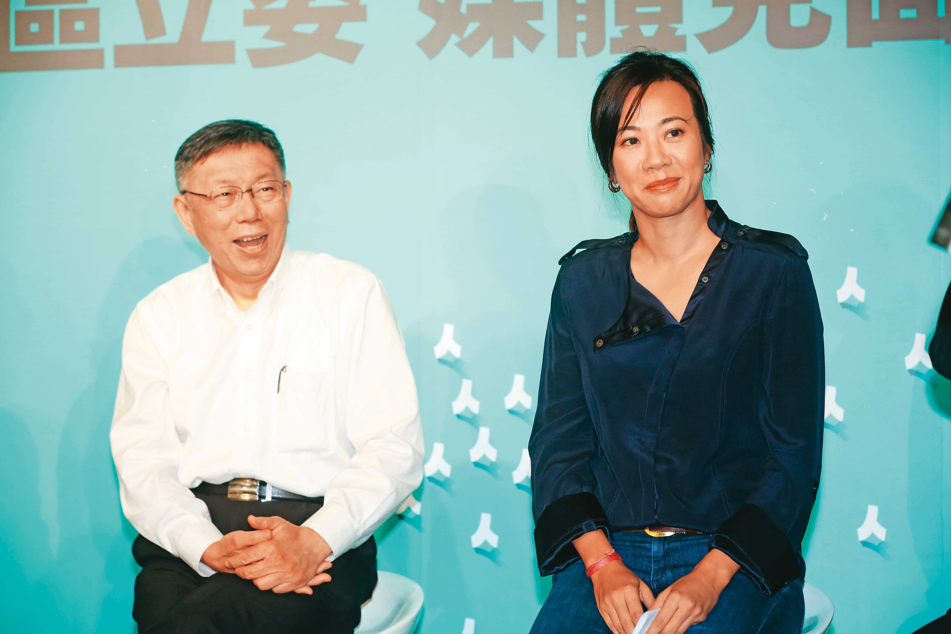 柯文哲（左）2023年宣布與新光大公主吳欣盈（右）搭檔競選後，曾擔心與吳欣盈合照的海報不利募款。