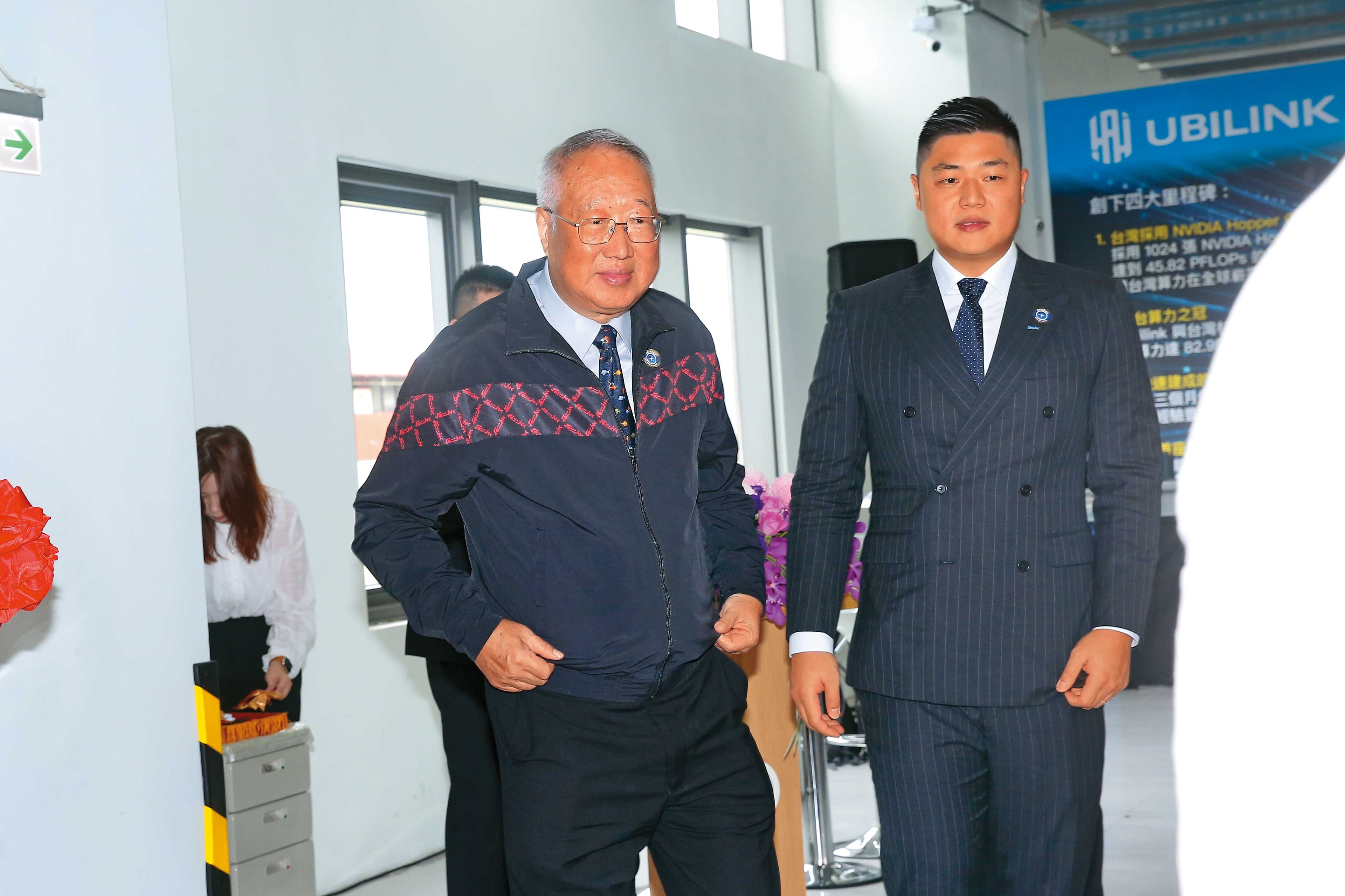 郭台強與兒子郭守富，去年為了友崴超級運算中心首度合體亮相。