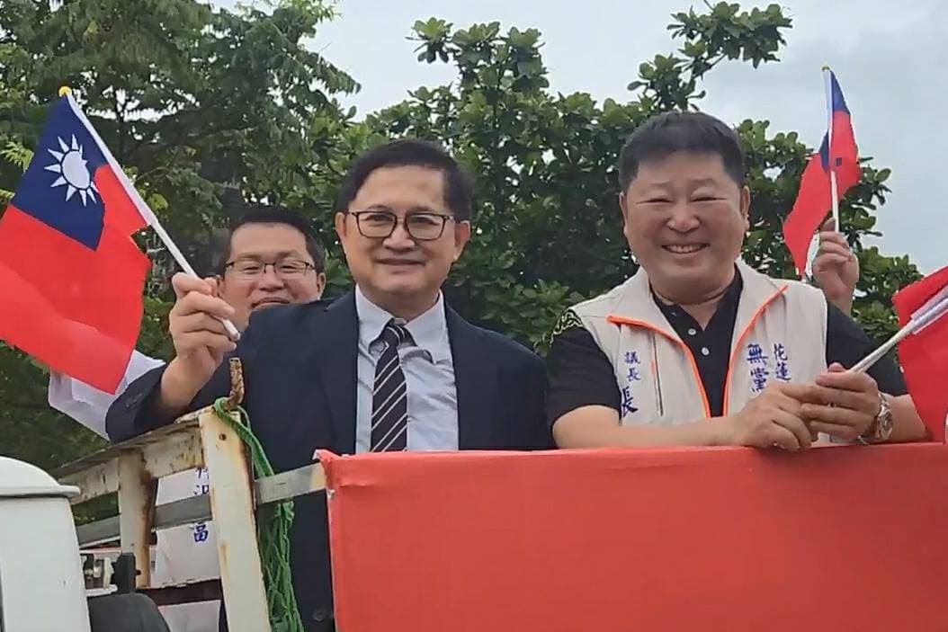 童子賢表態支持罷免傅崐萁，今與花蓮縣議長張峻一起掃街宣傳。（鏡新聞）
