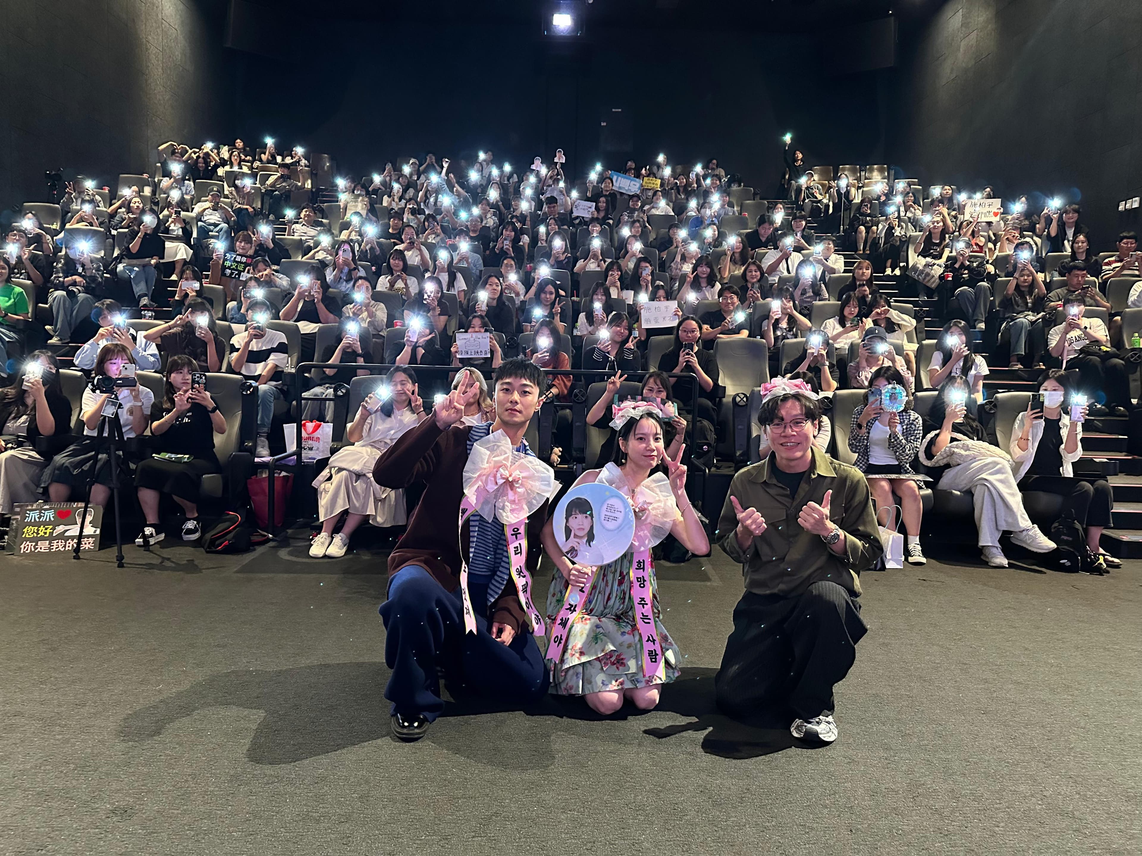 韓國粉絲送上BLACKPINK限量聯名週邊，施柏宇為此樂不可支。（施柏宇工作室提供）