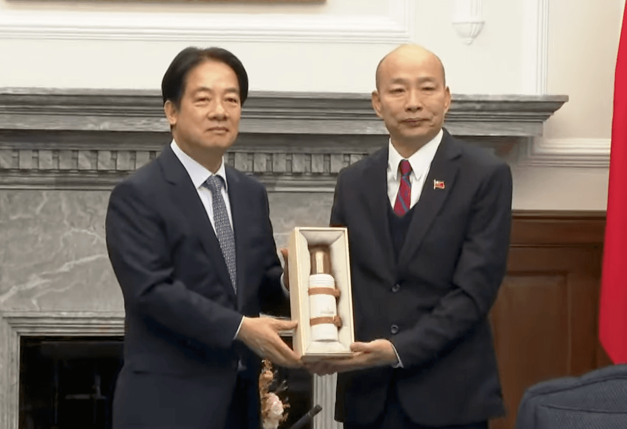 賴清德贈送出訪禮物保溫瓶、暖暖包給韓國瑜。(翻攝總統府YouTube頻道)