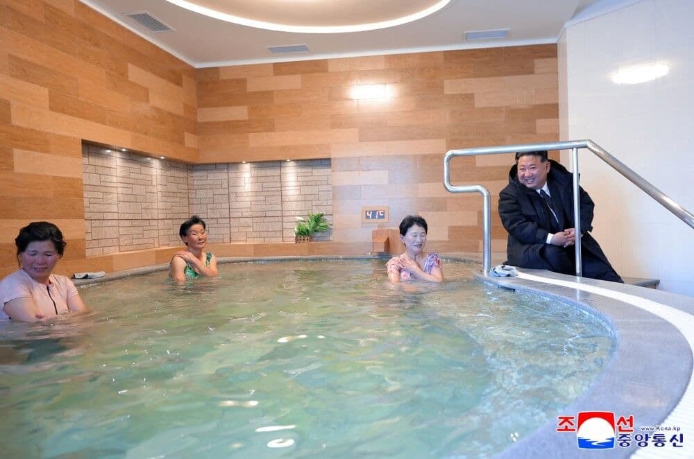 北韓領導人金正恩視察女湯被南韓網友批評。（翻攝自朝中社）