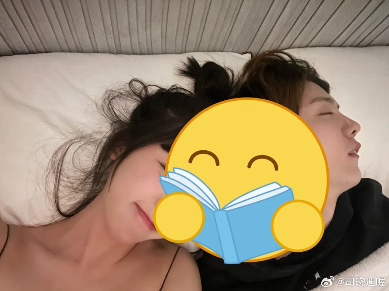 司曉迪繼1月自爆與多位頂流男星有染後,今又貼出床照,身邊疑似為鹿晗。(翻攝自微博)